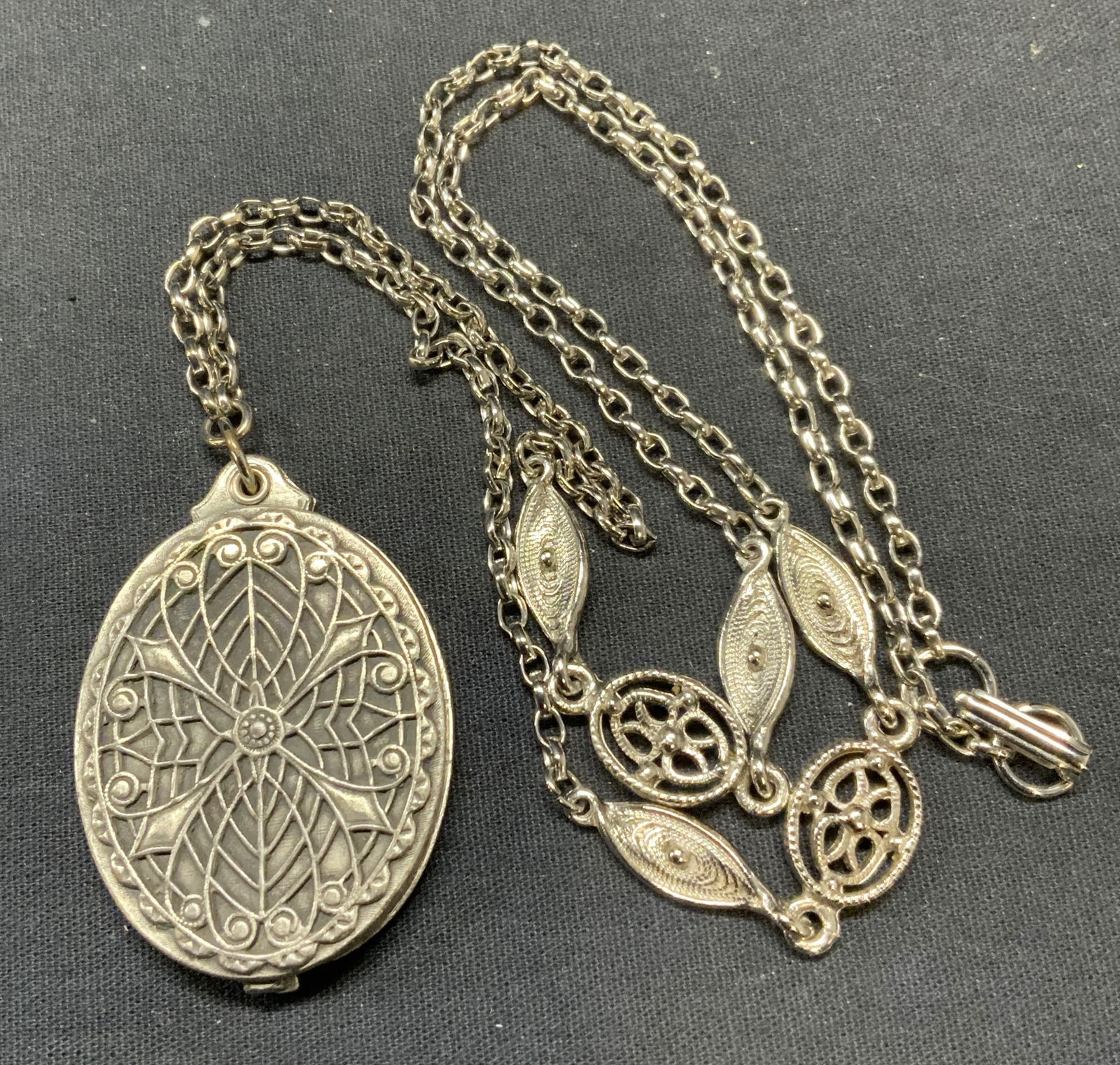 Vintage Silver Tone Locket Pendant Necklace (1 of 7)