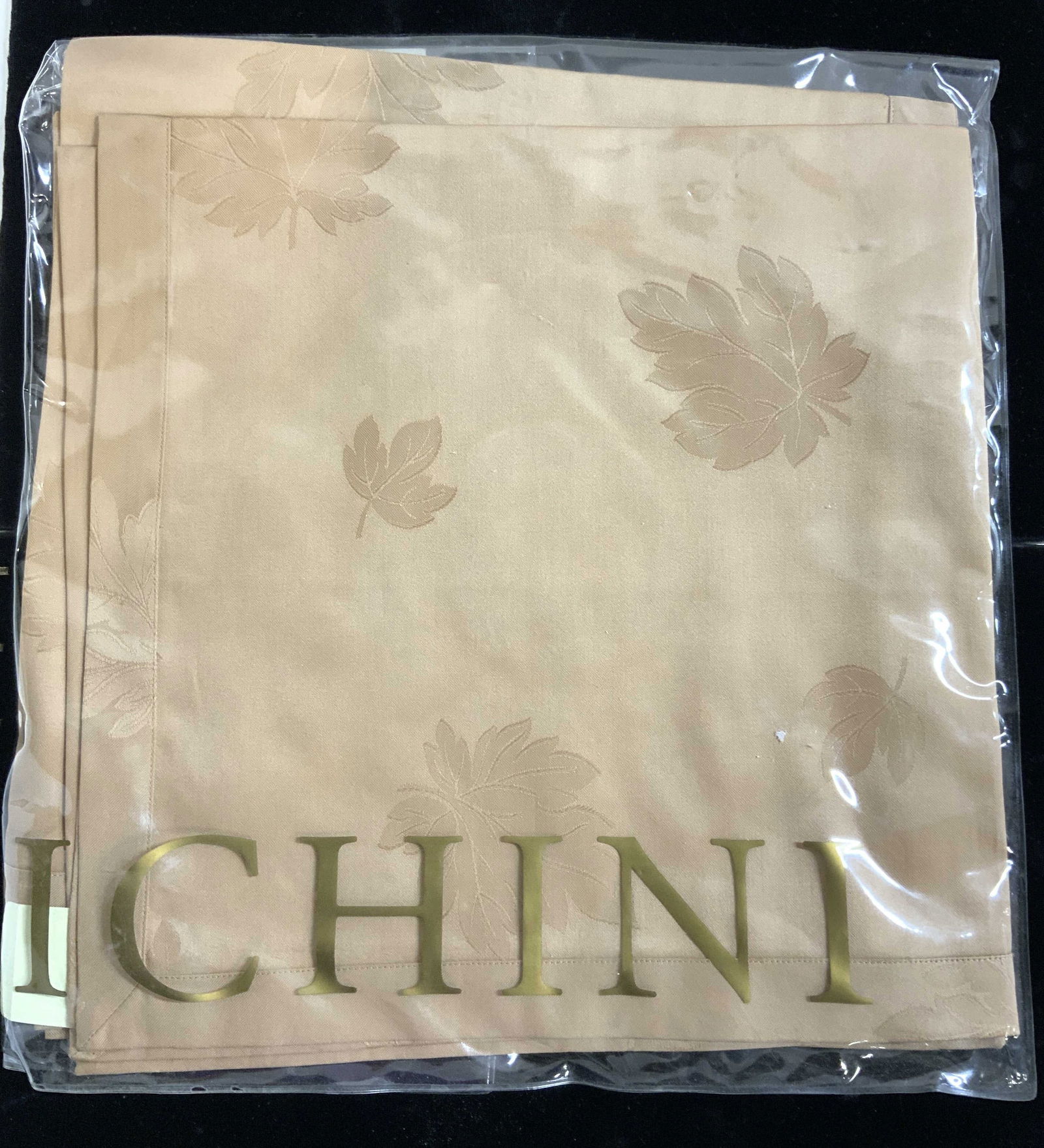 ANICHINI NIP 24 in. Leaf Motif Napkins, 3 Italy: Luxurious oversized 24 in. Dinner napkins, new with tags and in original package. Tag reads: #459 Toast Napkin Acero. ( Acero in Italian maple). leaf pattern . Feels and looks like a cotton sateen. Un