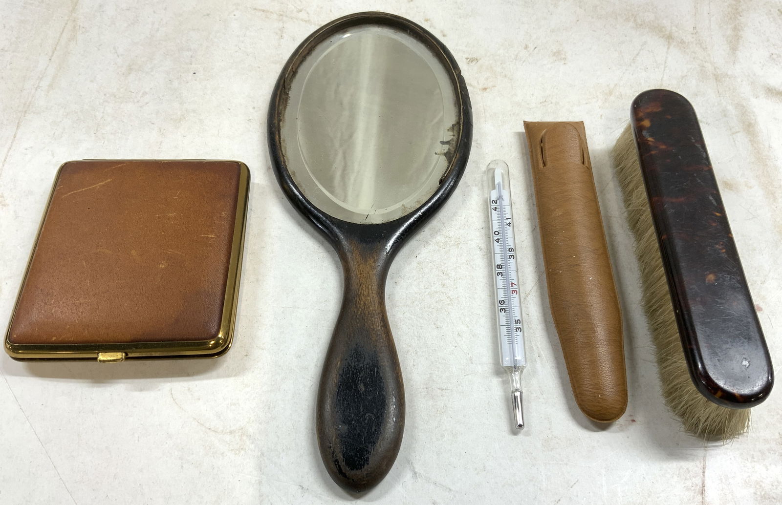 Lot 4 Vanity Grooming Accessories & More (1 of 6)