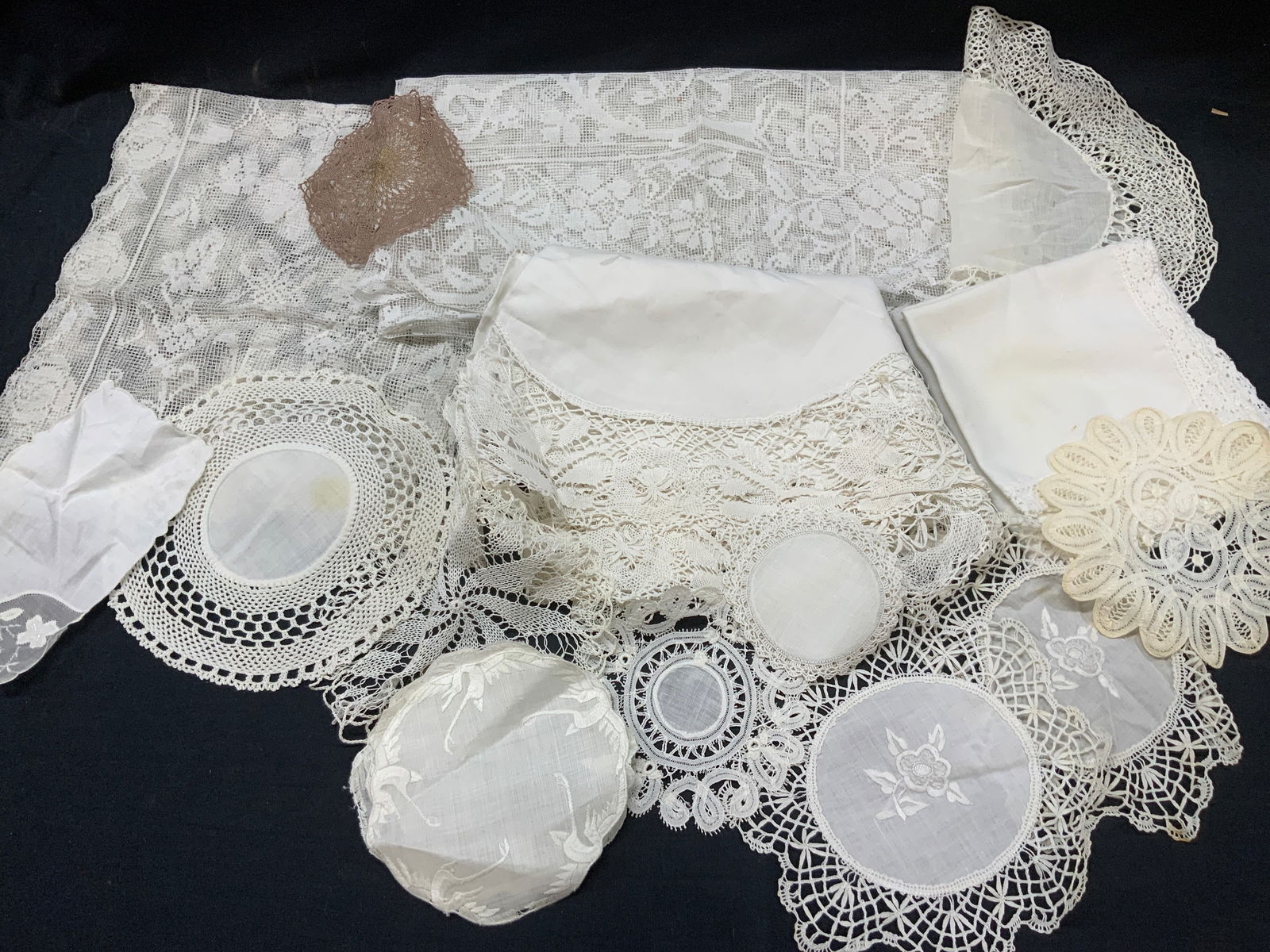 Lot 18 Vintage Embroidered & Hand Laced Linens (1 of 16)