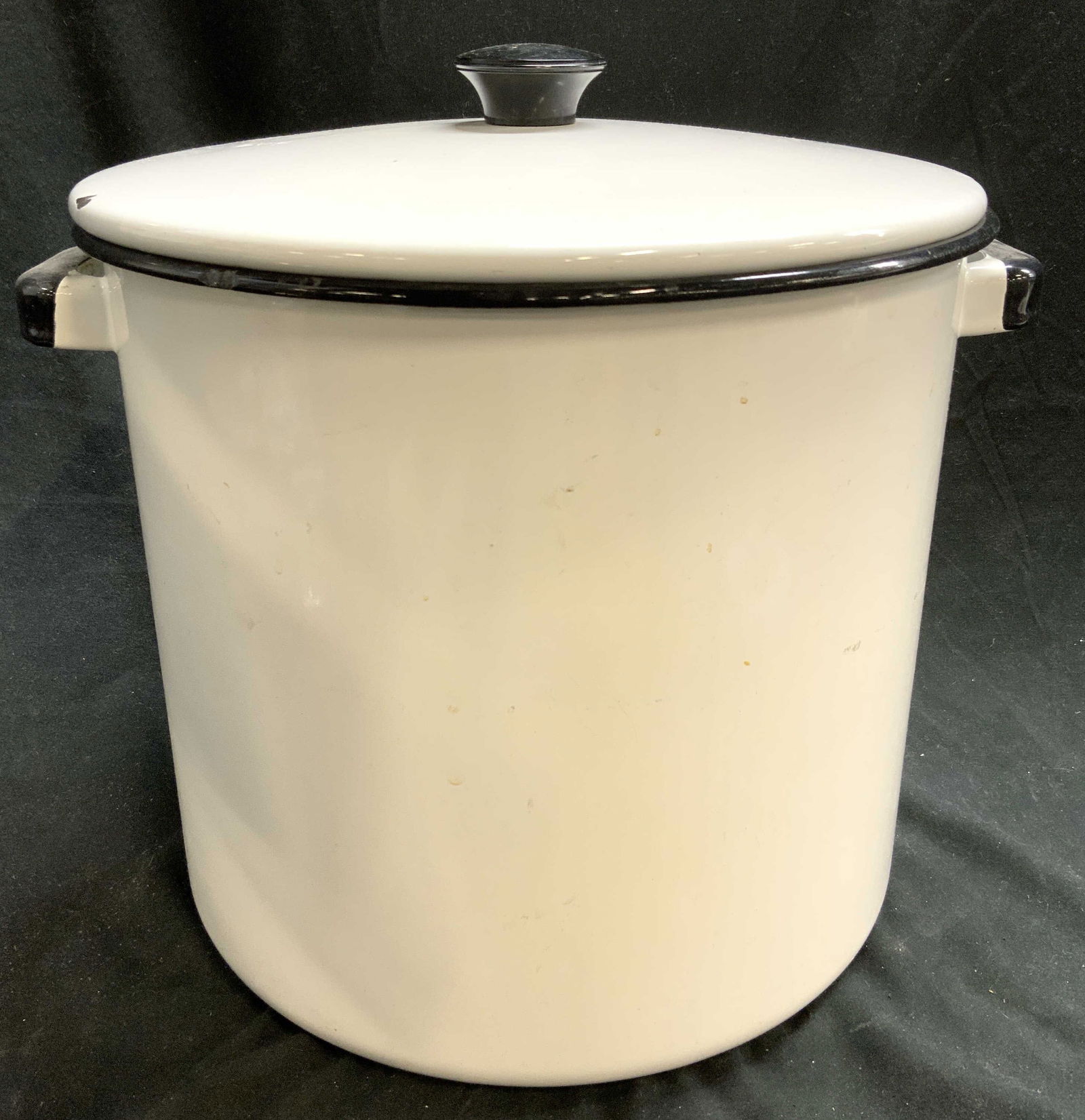 Vintage Enameled Pot Vessel W Lid & Handles (1 of 6)