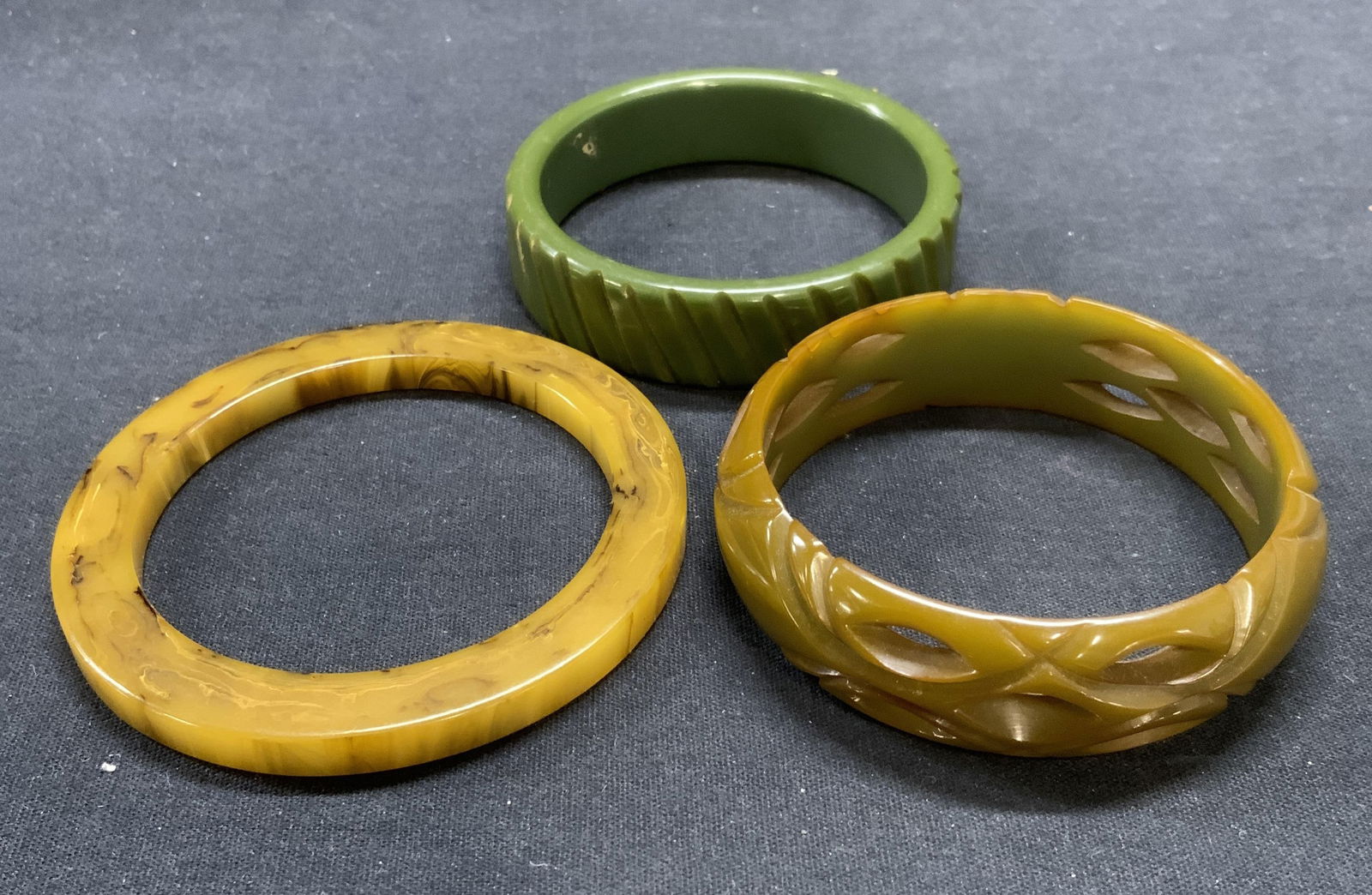 Lot 3 Vintage Carved Bakelite Bangles (1 of 7)