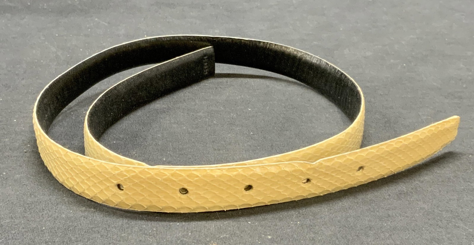 Cream Snakeskin Leather Belt: Cream toned snakeskin leather belt. As is, no buckle. Measures approx. 33.25 inches long. Some wear to leather consistent with exposure. Ladies belt, ladies leather belt, ladies snakeskin belt, ladies