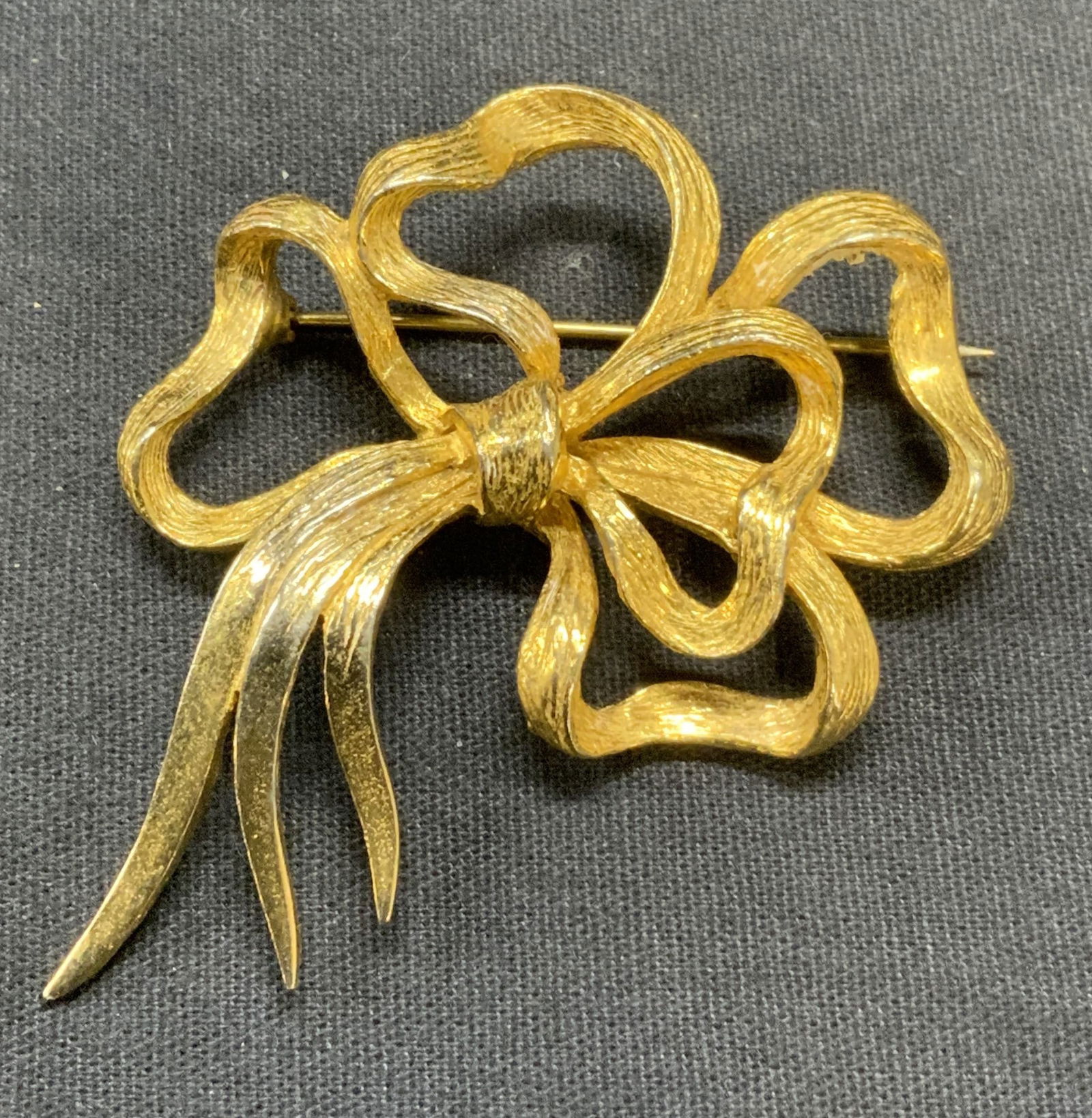 Vintage Hattie Carnegie Gold Tone Bow Brooch (1 of 6)