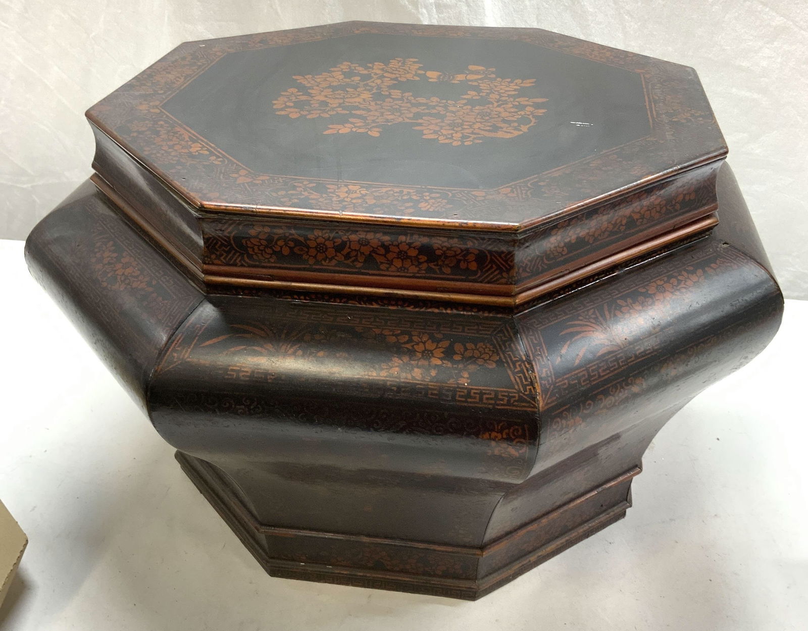 Chinese Lacquered Wood Octagonal Rice Box (1 of 11)