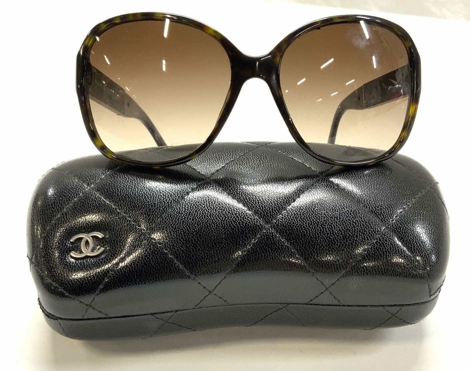 CHANEL Sunglasses in Chanel Leather Case, 2 Italy (1 of 11)
