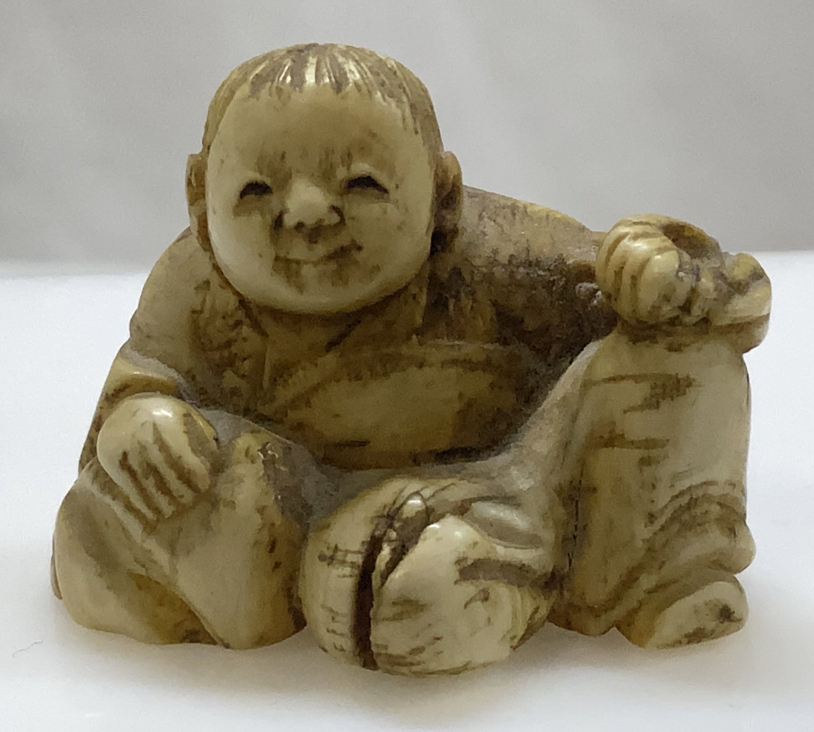 Carved Bone Asian Netsuke Figural: Vintage carved bone netsuke figurine. Measures 1 1/8 in. Long, 1 in ht. Carved Bone Netsuke, Decorative arts, Hand Crafted netsuke belt toggle, Asian netsuke, collectible netsuke, hand carved netsuke,