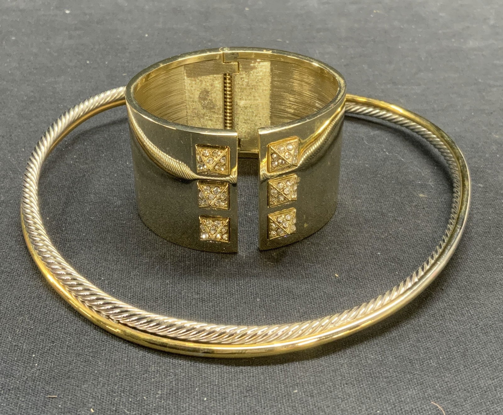 2 Jewelry Victorias Secret Gold Tone Crystal Cuff+ (1 of 7)