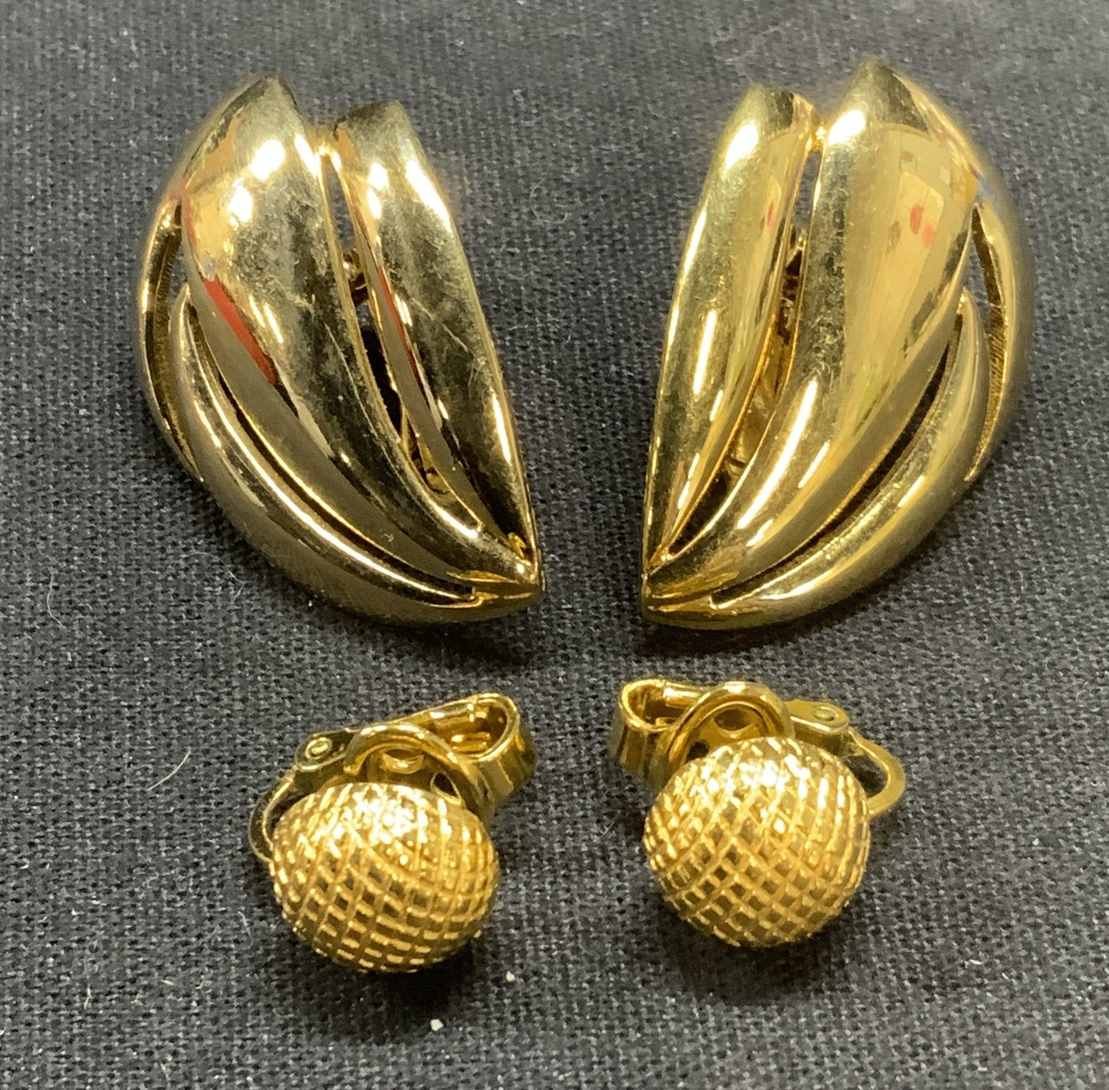 Lot 2 Vintage Trifari & Napier Gold Tn Earrings: Lot of 2 jewelry pieces. Vintage gold tone Trifari clip on earrings. Signed to backing. Measure approx. 3/8 inches diameter. Vintage gold tone Napier clip on earrings. Signed to backing. Measure appro