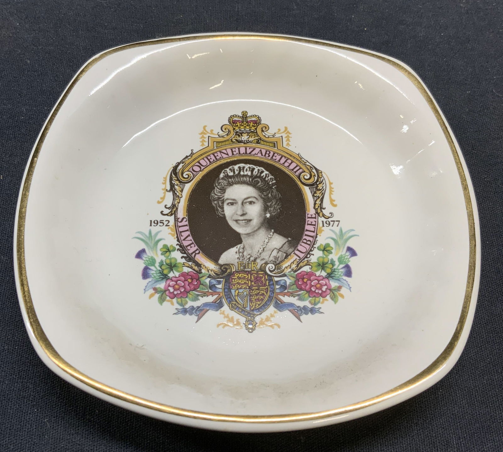 1977 Royal Worcester Q Elizabeth Silver Jubilee Plate (1 of 6)