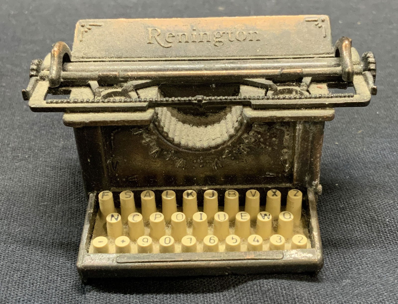 Vtg Metal Renington Typewriter Pencil Sharpener (1 of 6)