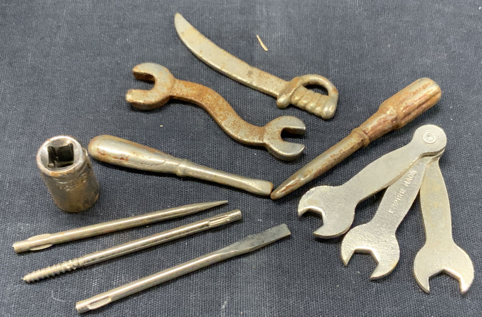 Lot 9 Antique & Vintage Miniature Tools (1 of 6)
