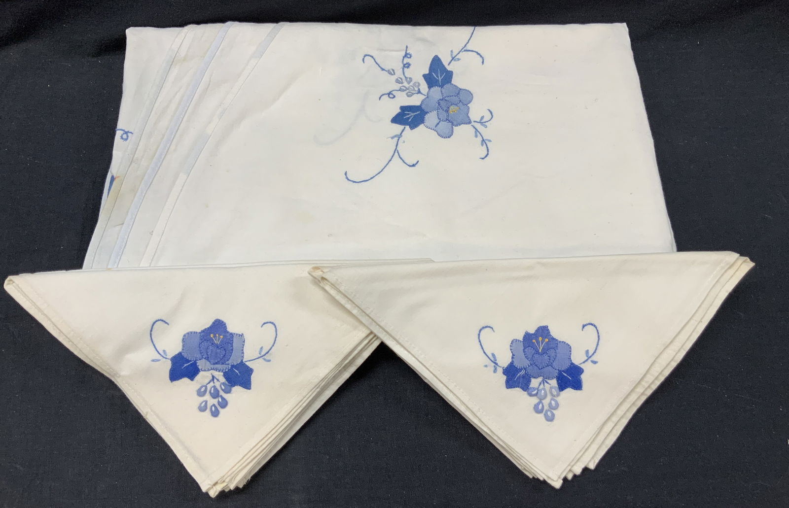 Set 7 Vintage Floral Applique Tablecloth & Linens (1 of 10)