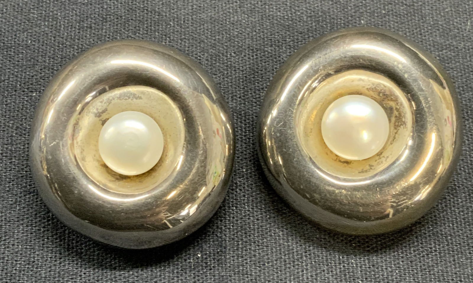 Robert Lee Sterling Silver Pearl Earrings: Robert Lee sterling silver and pearl clip on earrings. Signed to undersides. Marked 925. Measure approx. 1 1/8 inches diameter. Total weight 1.31 ozt. Some scratching observed. Estate jewelry, fine je