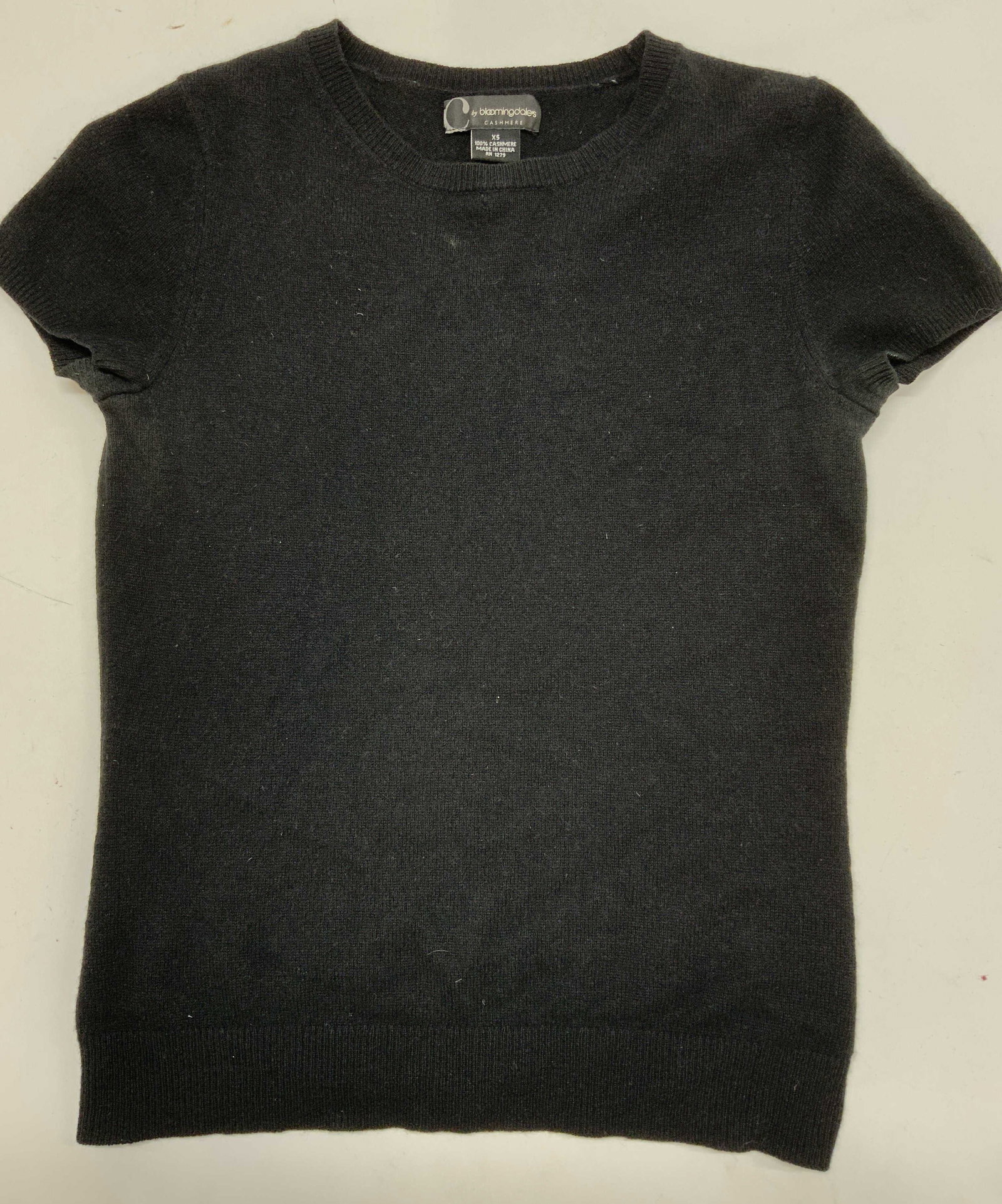 Bloomingdales Black Cashmere Short Sleeve Sweater: Size XSmall black cashmere short sleeve sweater by Bloomingdales . Vintage wear, Estate wear, Luxury knit wear, short sleeve cashmere sweater, Black wearables, spring fashion, Cashmere , Bloomingdales