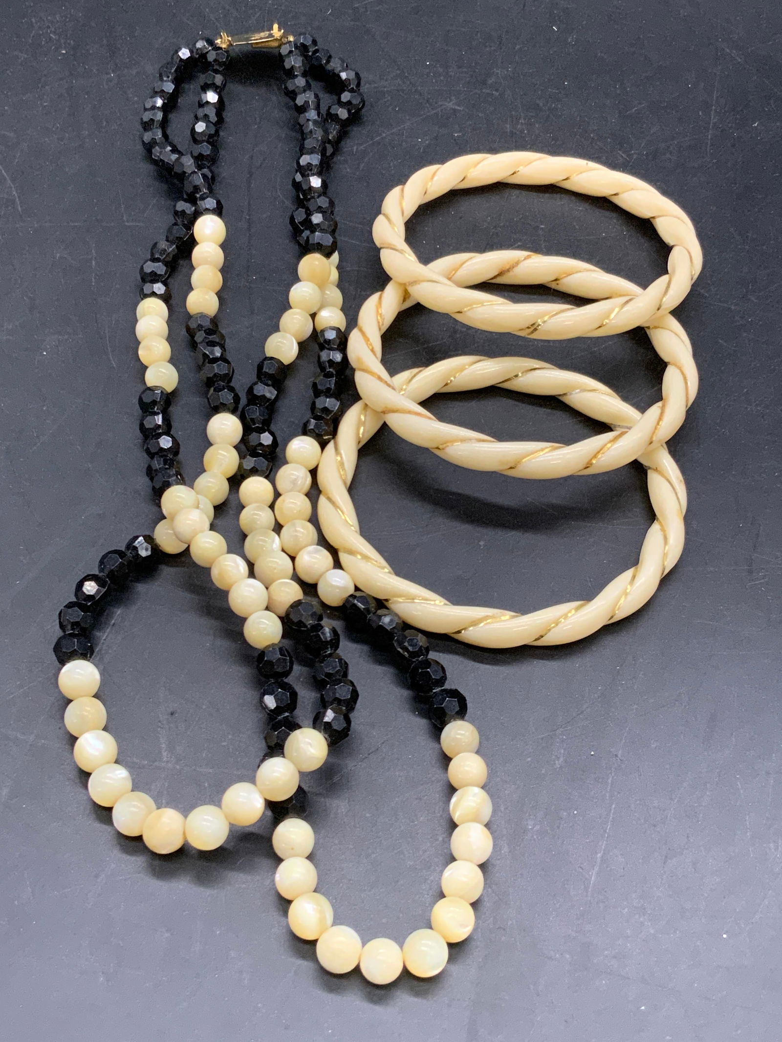 Lot 4 Vintage Bangle Bracelets & Beaded Necklace (1 of 11)