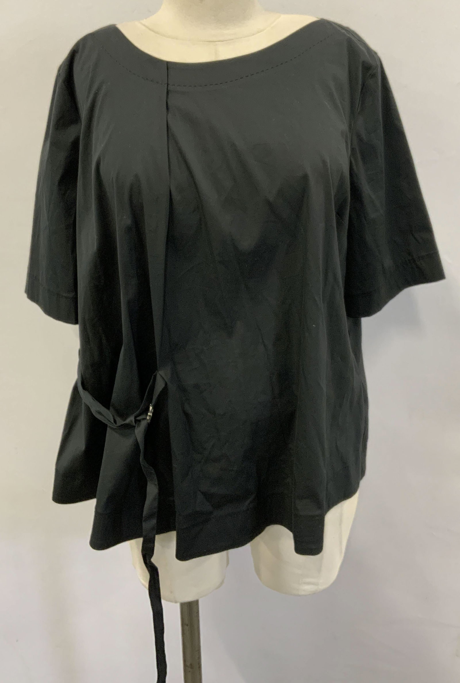 Piazza SEMPIONE Gray Cotton Blend Top, Italy: Piazza SEMPIONE gray short sleeve top with buckle accent. Size 48. Cotton blend. Made in Italy. Some blemishes observed. Ladies designer top, ladies designer fashion, pizza SEMPIONE, piazza SEMPIONE t