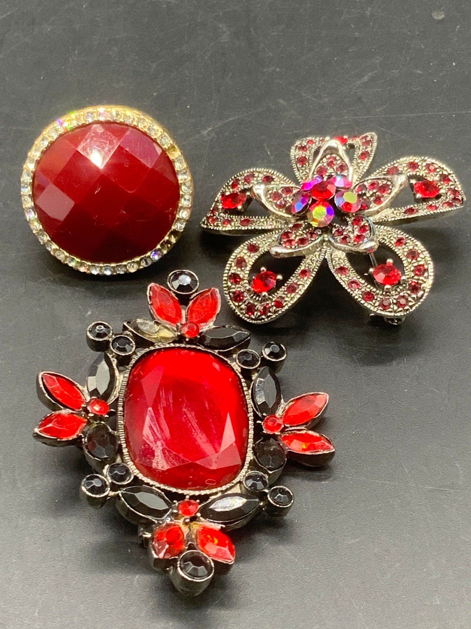 Lot 3 Vintage Red Crystal Brooches & Ring, Jewelry (1 of 9)