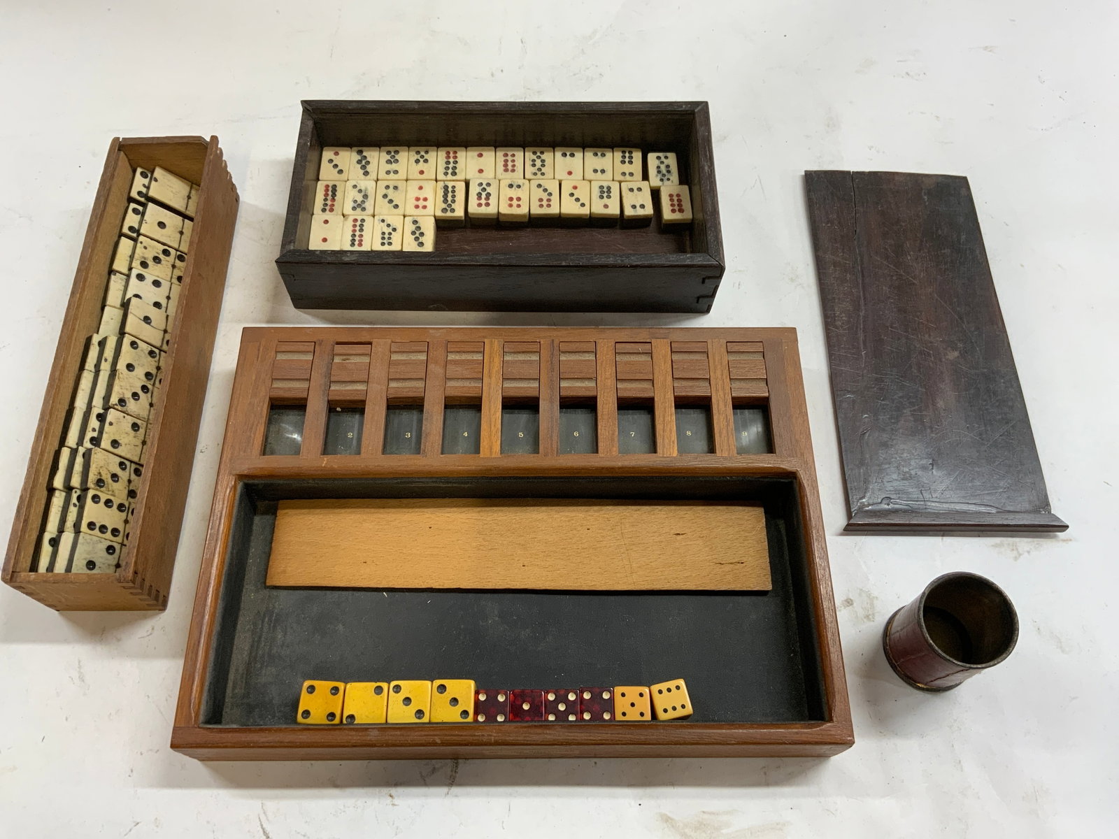 Lot 67 Vintage SHUT THE BOX Game: Lot includes 1 board 10 die, 28 one small one sided dominoes 28 larger one sided dominoes. Underside has description of rules. Board measures approximately 11 inches long 8 inches wide. Shut the box g