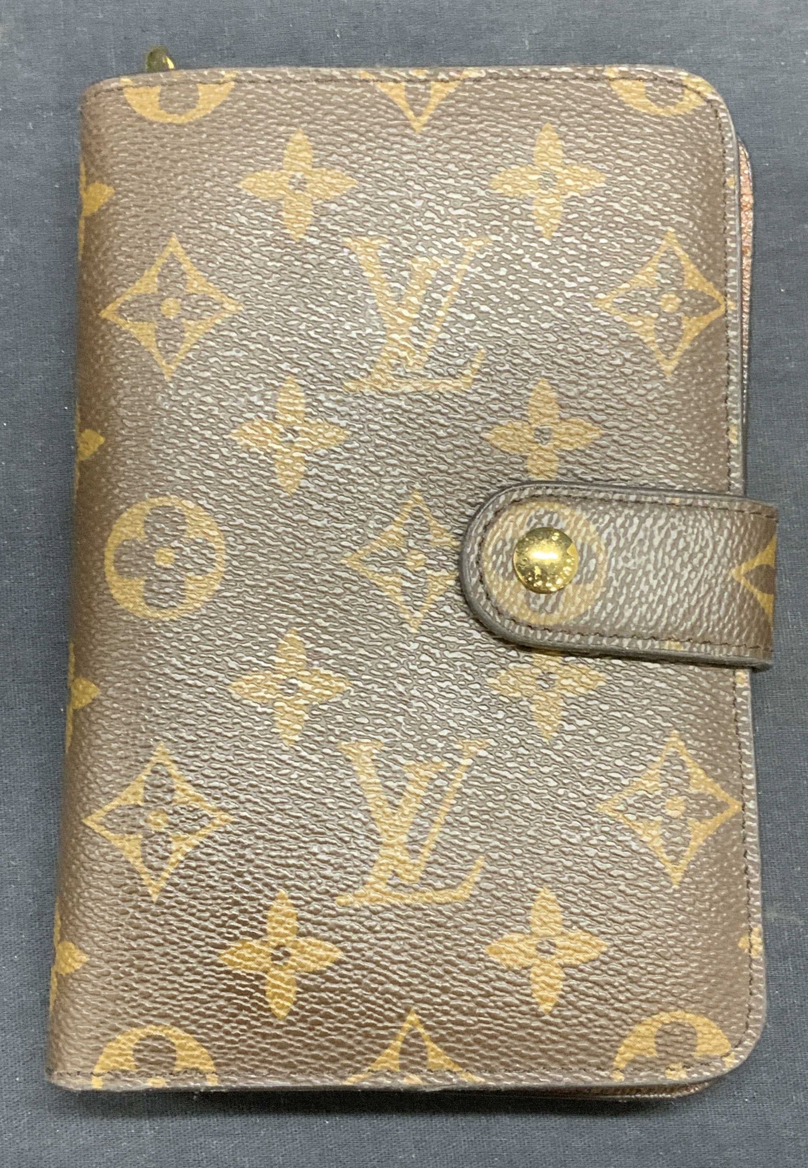 Louis Vuitton Style Monogram Leather Wallet (1 of 6)