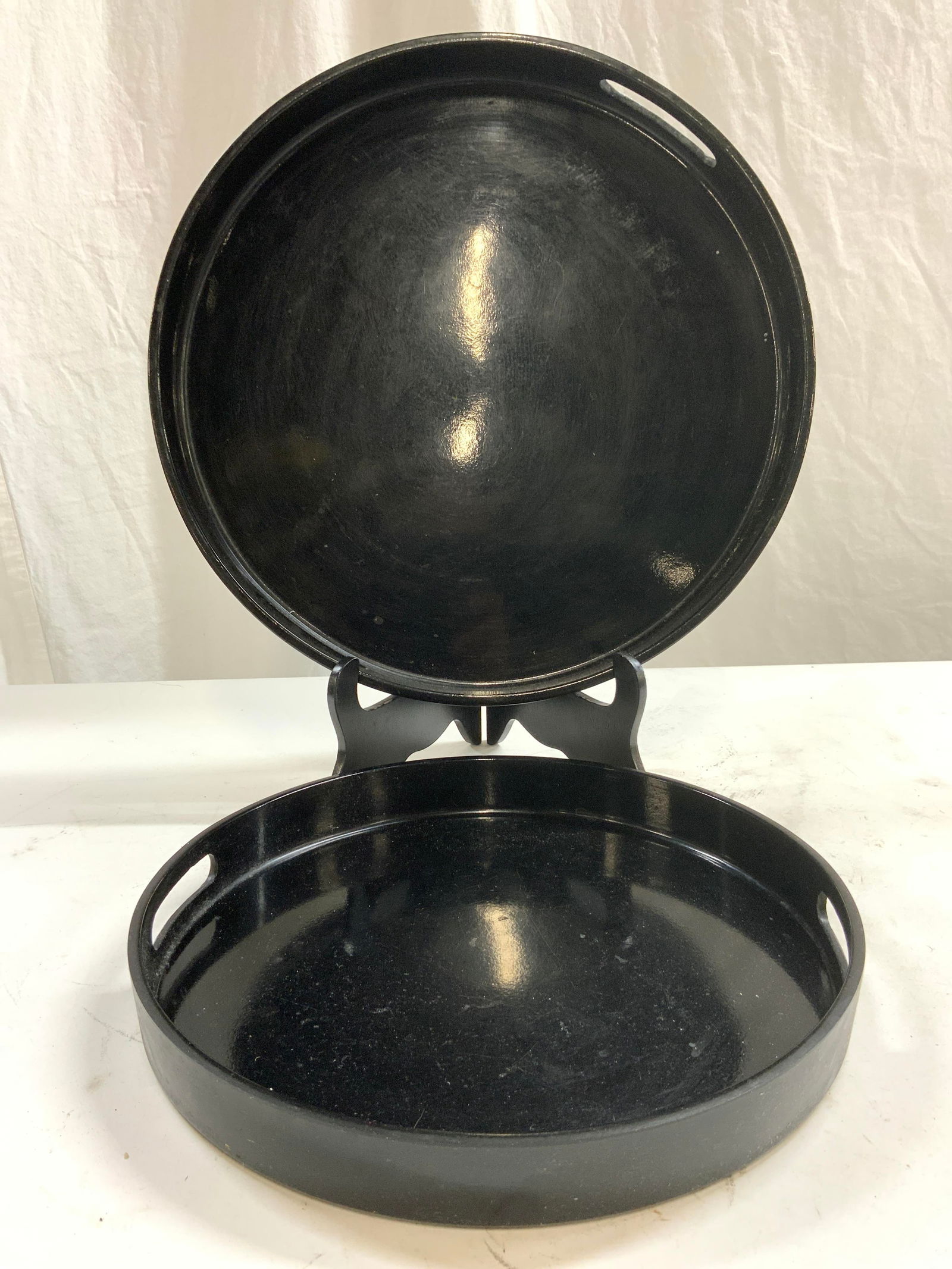 POTTERY BARN Lot 2 Circular Black Lacquered Trays (1 of 6)