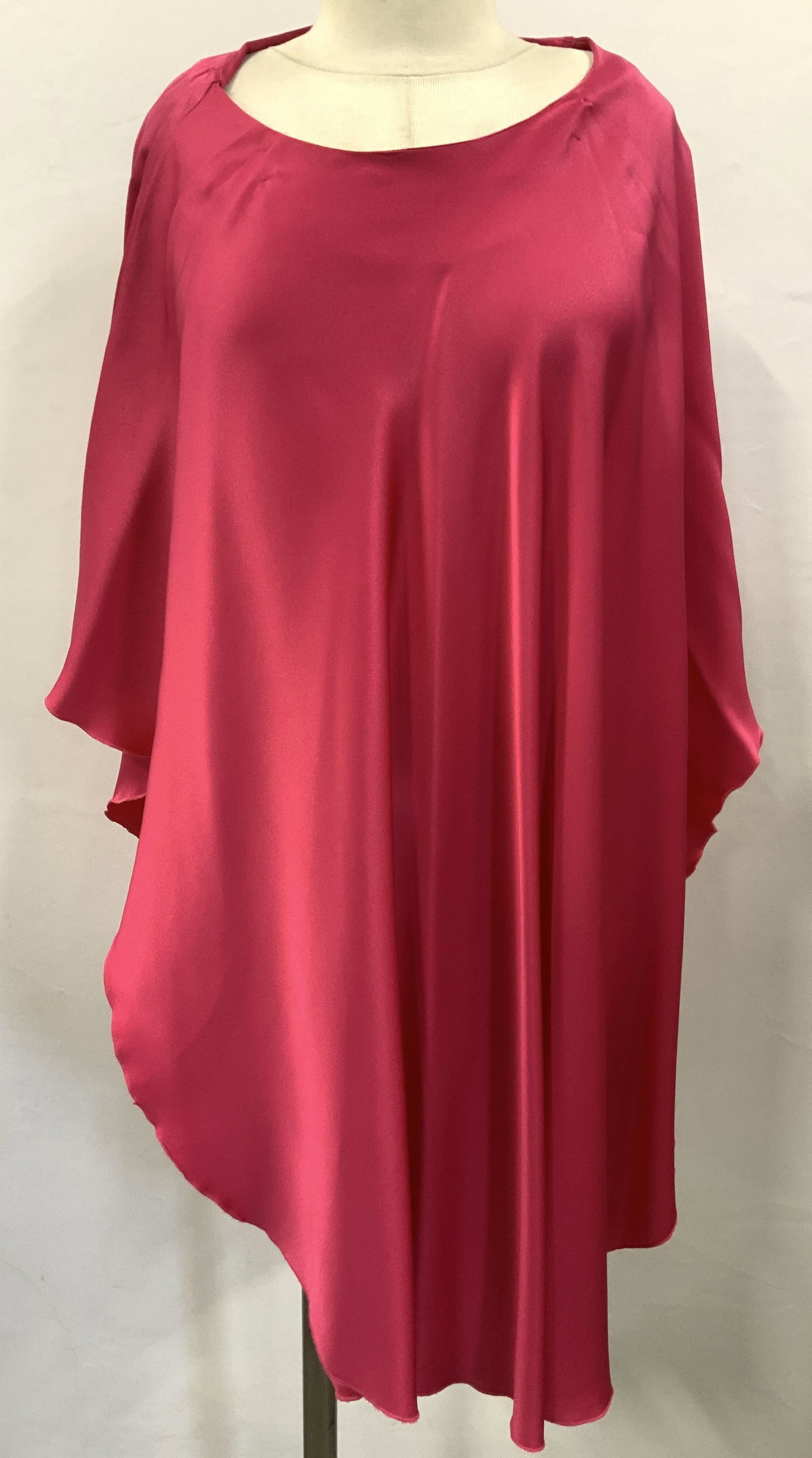 Pink Tn Fabric Blend Poncho: Pink toned, possibly silk poncho with tapered hemline. Measures 38 inches wide with a 10 inch diameter neckline. Minor wearing to neckline Silk poncho, poncho shawl, Estate fashion, fashion accessorie