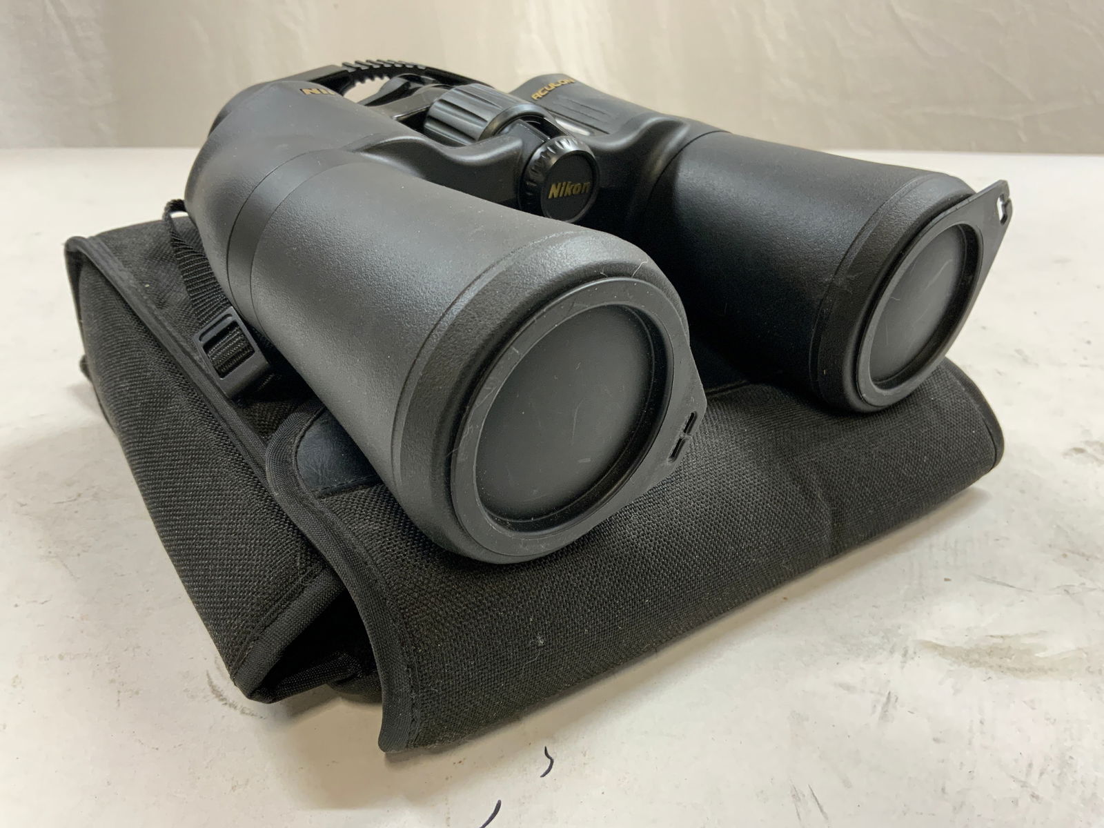 NIKON ACULON Binoculars & Case (1 of 10)