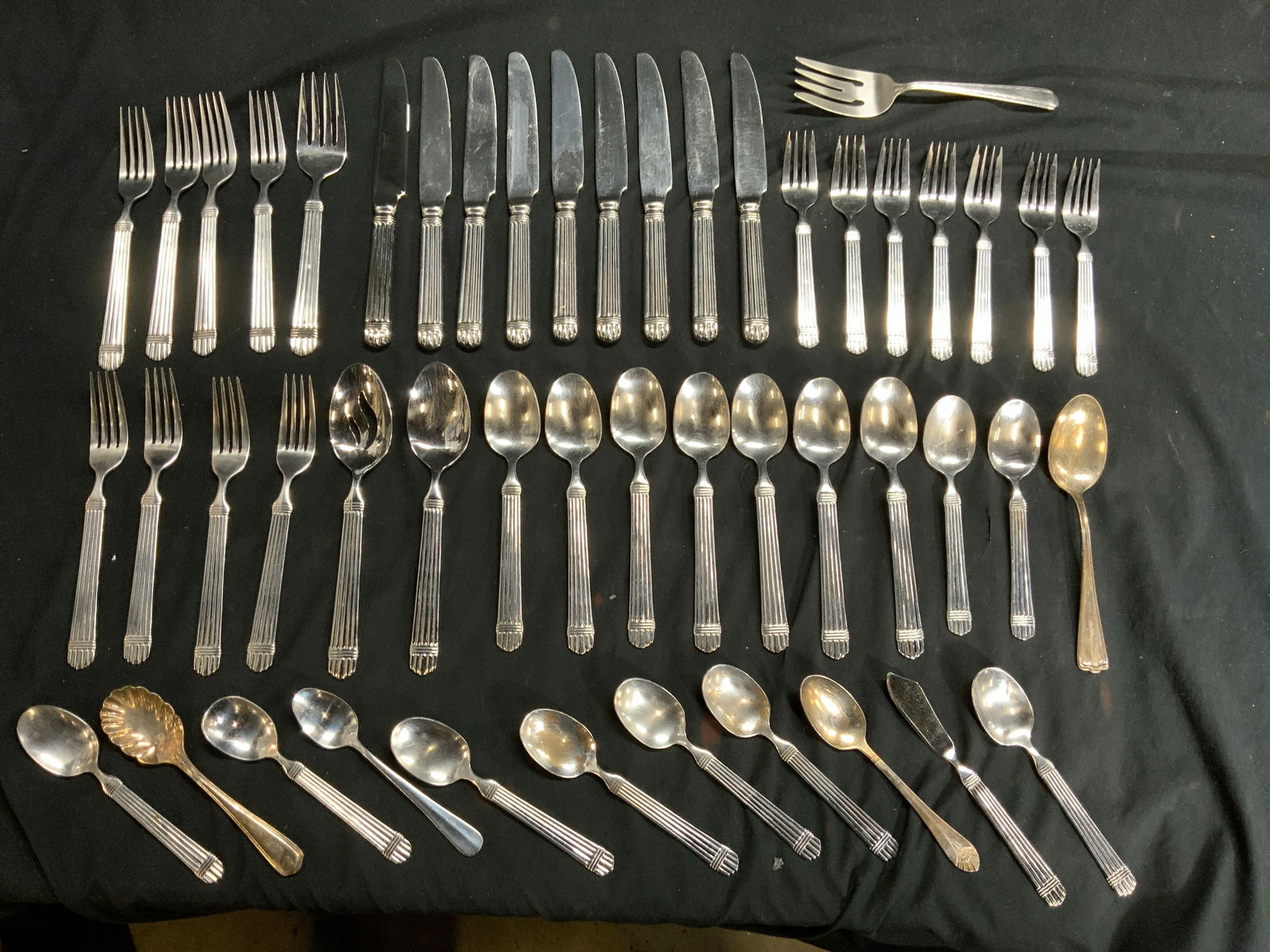 Lot 49 WALLACE & More Silverware Flatware (1 of 12)