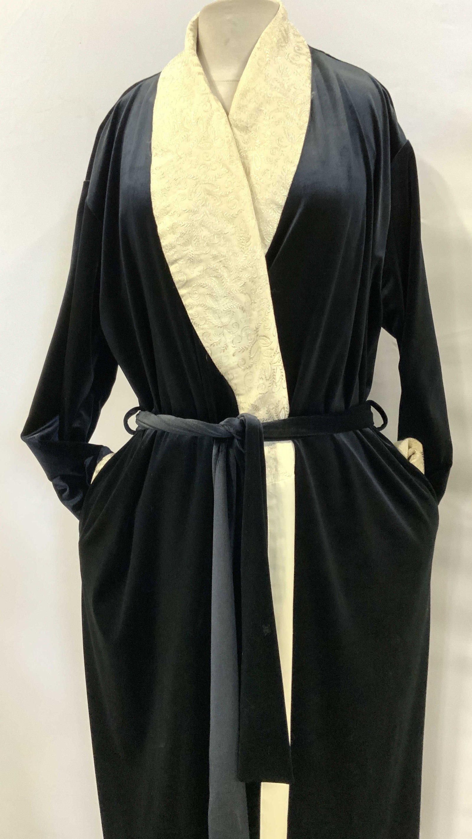 NATORI Long  Black Velour Robe w Belt (1 of 10)