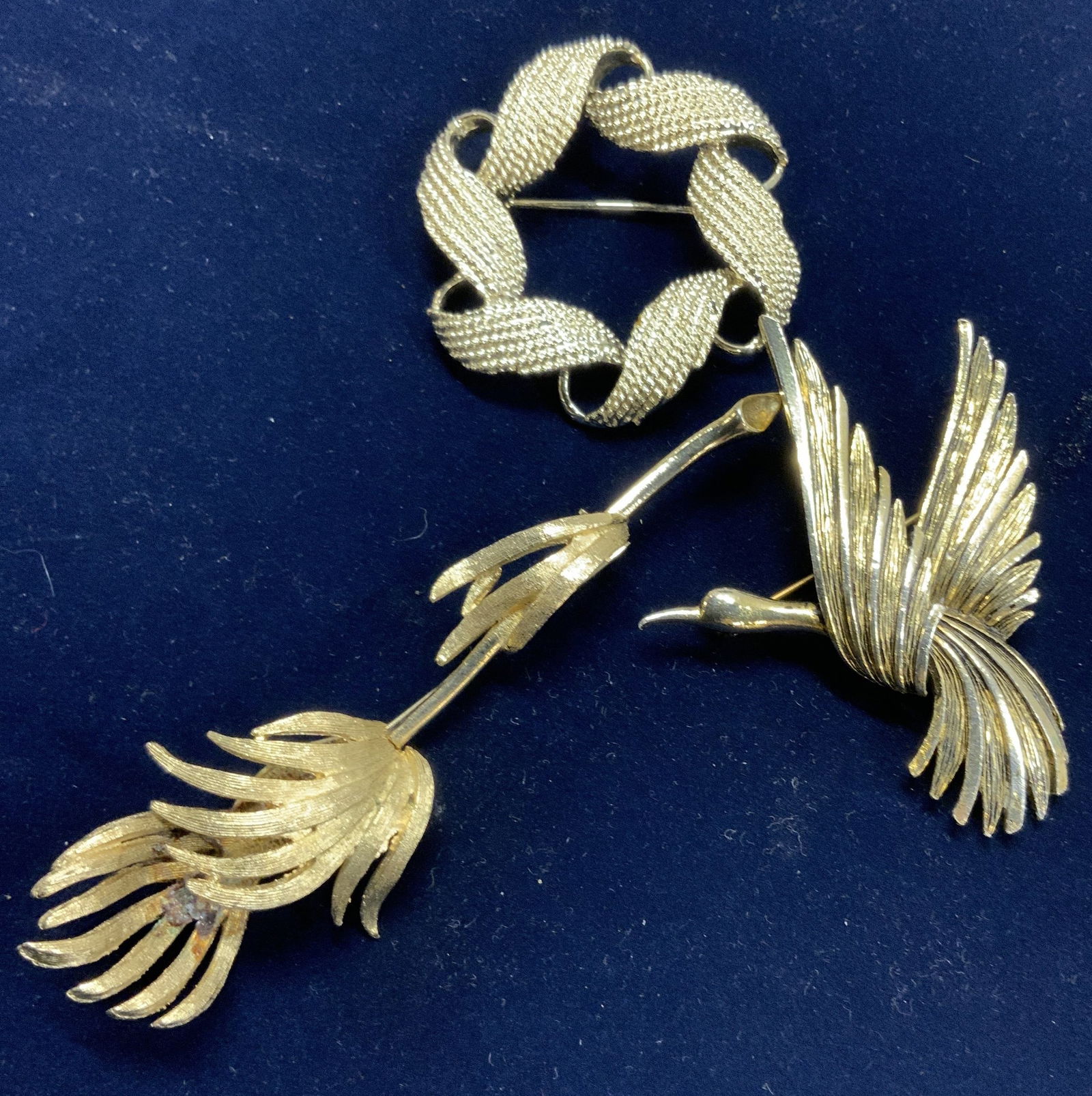 Lot 3 Gold tone Brooches, Birds & Wreath (1 of 6)