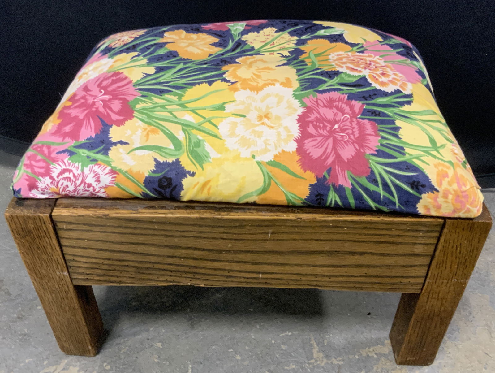 THE NOVELTY FURNITURE CO. Vtg Floral Uph Footstool (1 of 11)