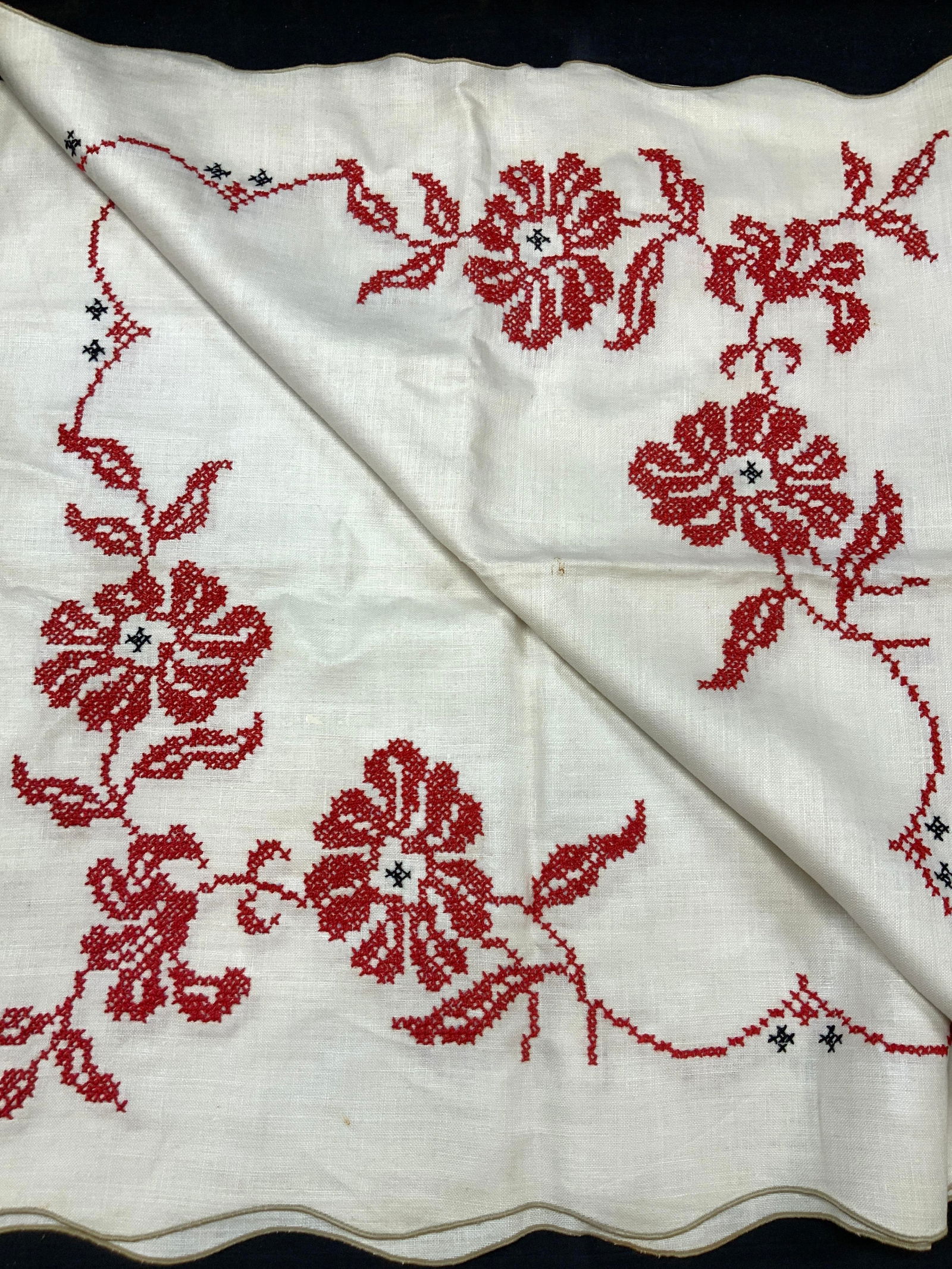Vtg Cross Stitched Embroidered Linen Tablecloth (1 of 8)
