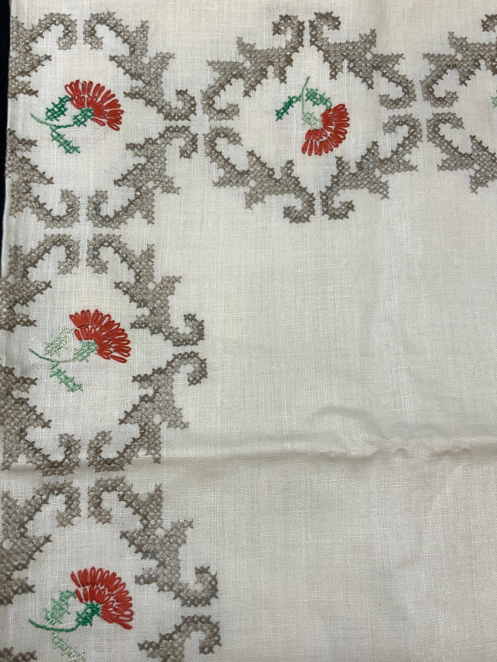 Vtg Cross Stitched Embroidered Linen Tablecloth (1 of 7)