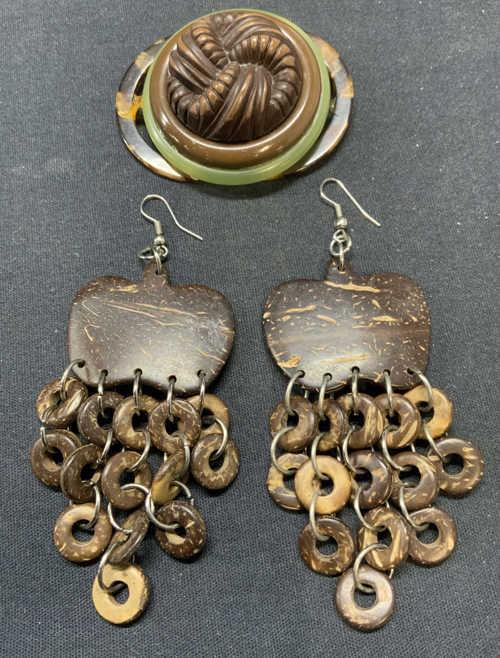 Lot 2 Faux Wood Earrings & Brooch (1 of 6)