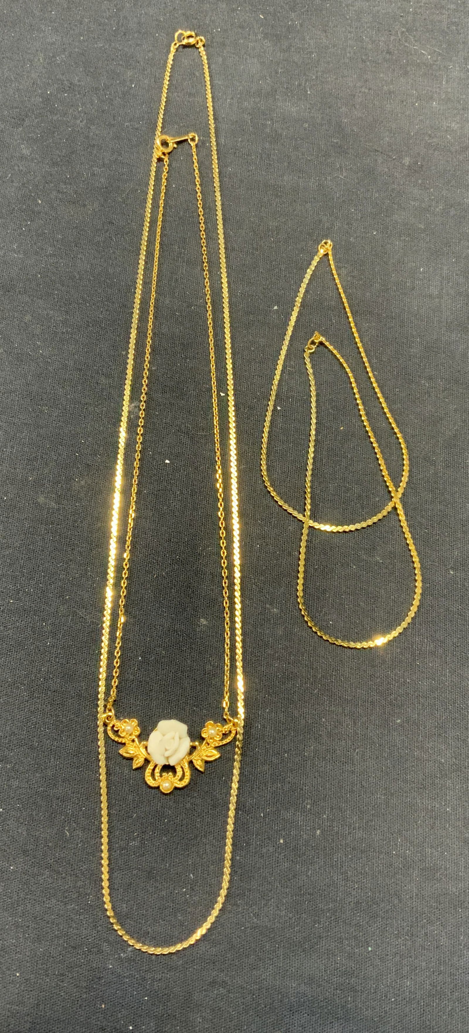 Lot 4 Gold Tone Necklaces & Bracelets (1 of 7)