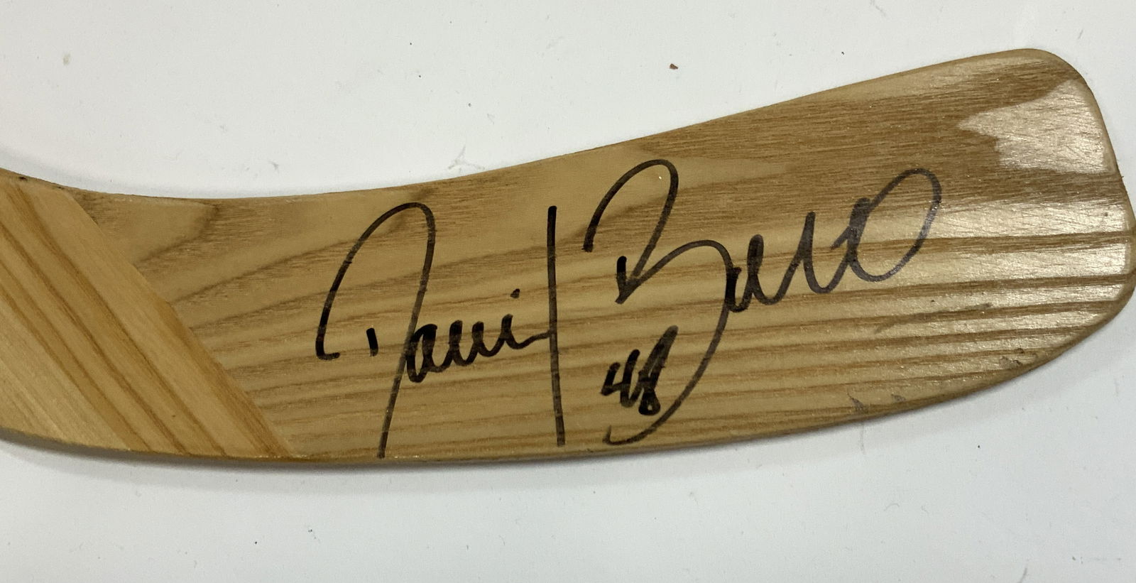 Daniel Briere Sgd Philadelphia Flyers Hockey Stick: Autographed hockey stick, in black ink, Daniel Biere. On a hockey stick marked Philadelphia Flyers. Approx 5ft long, moderate wearing to stock handle throughout. Signed hockey stick, professional hock