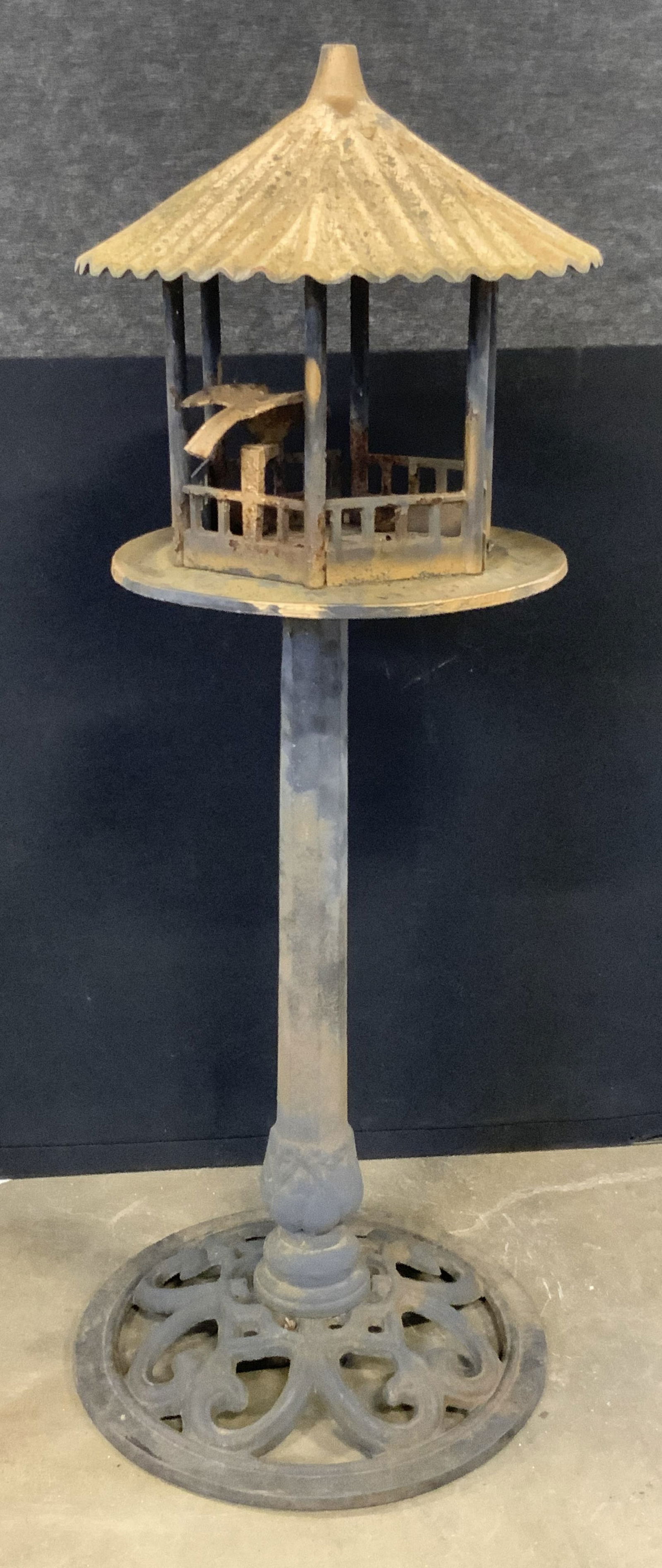Vintage Iron Standing Pedestal Bird Feeder 38in (1 of 13)
