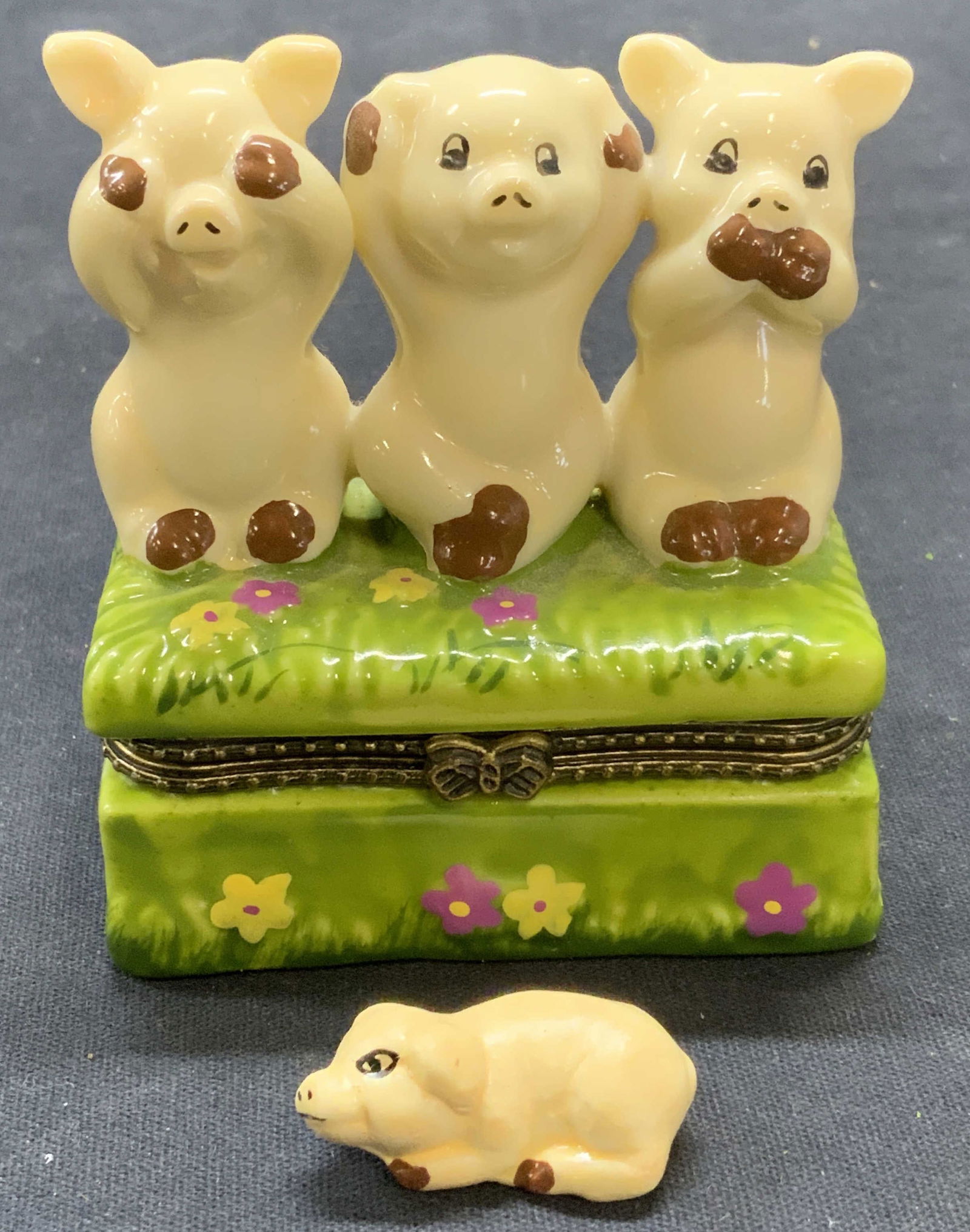 Three Little Pigs Porcelain Trinket Box & Figurine (1 of 9)