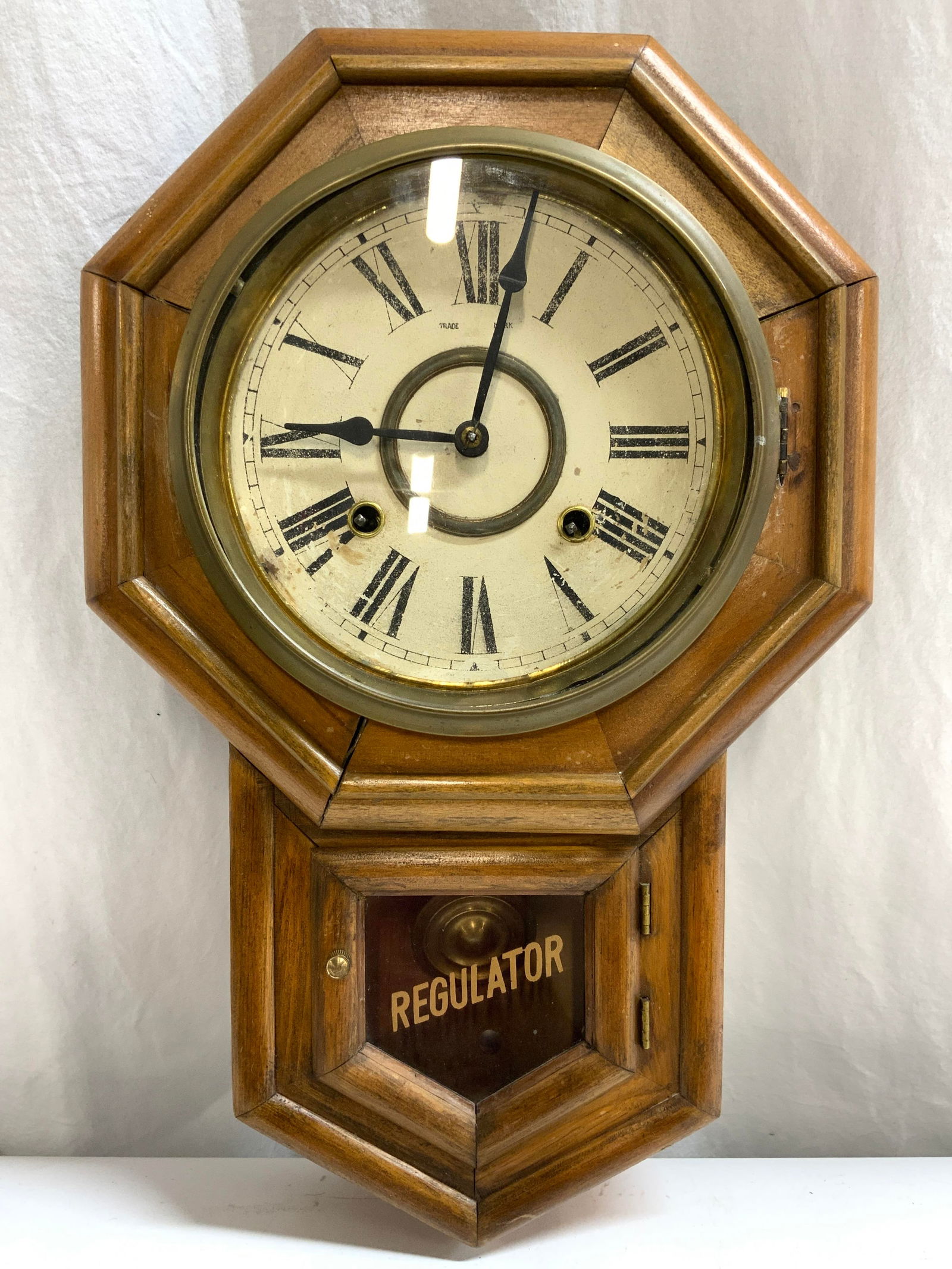 E INGRAHAM & CO Vntg Wooden Wall Clock 19in (1 of 9)