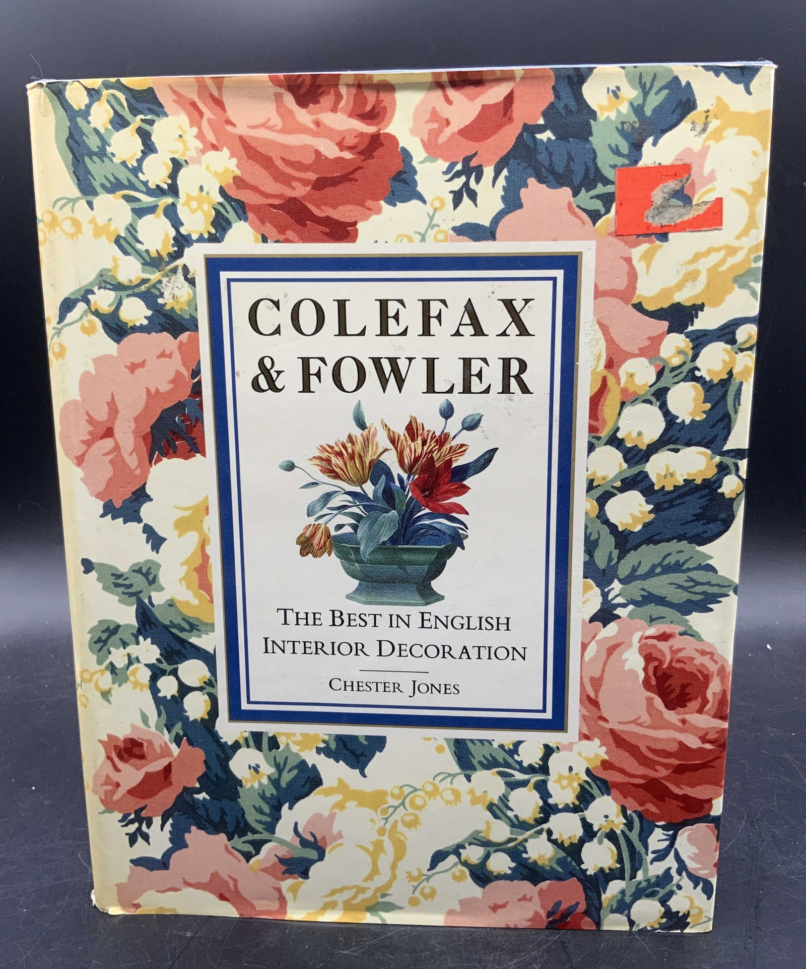 1989 COLEFAX & FOWLER by CHESTER JONES, Illustr: COLEFAX & FOWLER THE BEST IN ENGLISH INTERIOR DECORATION by CHESTER JONES, PLANNING AND RESEARCH BY ELIZABETH DICKSON, A Bulfinch Press Book. Little, Brown and Company Boston Toronto London. COPYRIGHT