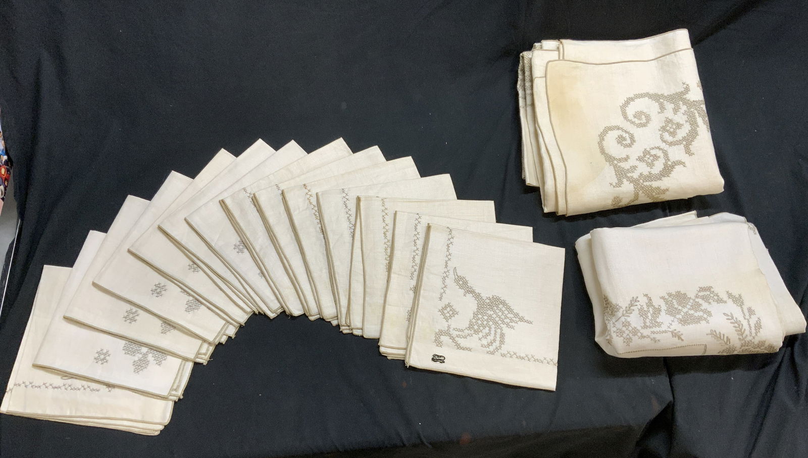 BUCILLA Set 16 Vintage Table Linens (1 of 7)