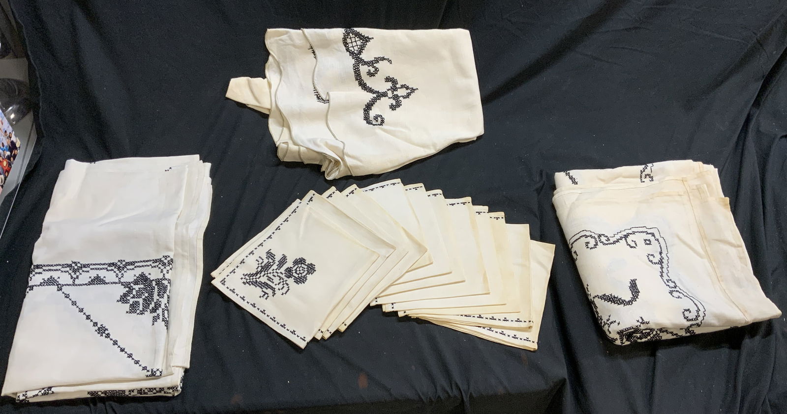Set 15 Vintage Embroidered Table Linens (1 of 7)