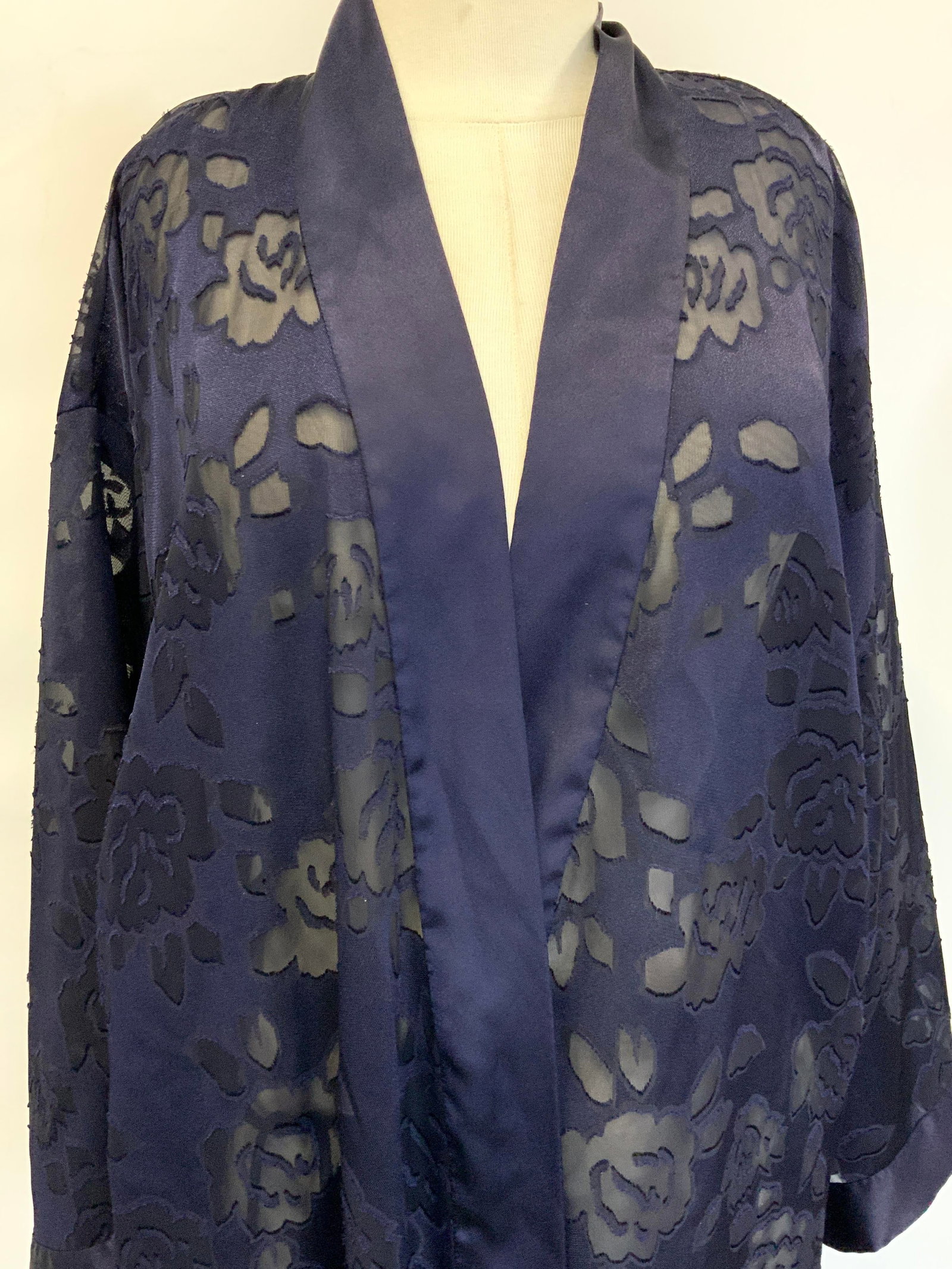 Natori Classics Silk Style Floral Kimono Robe: Natori style polyester kimono robe, navy blue tone with sheer rose motifs throughout. Sleeves measures 15 inches long, 3ft long and 25 inches across. Minor wearing to robe and no waist tie. Natori cla