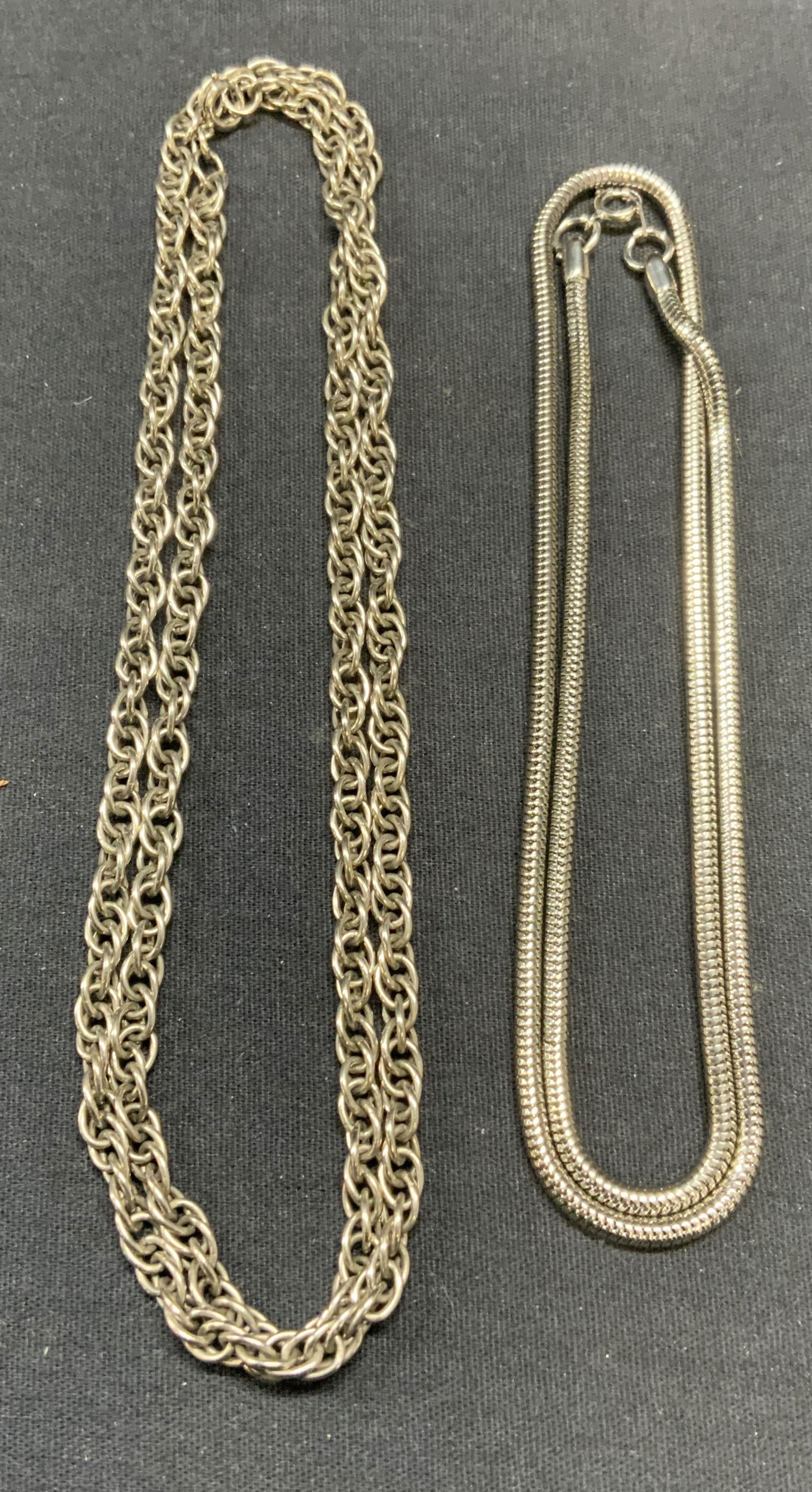 Lot 2 Silver Tone Chain Necklaces (1 of 7)