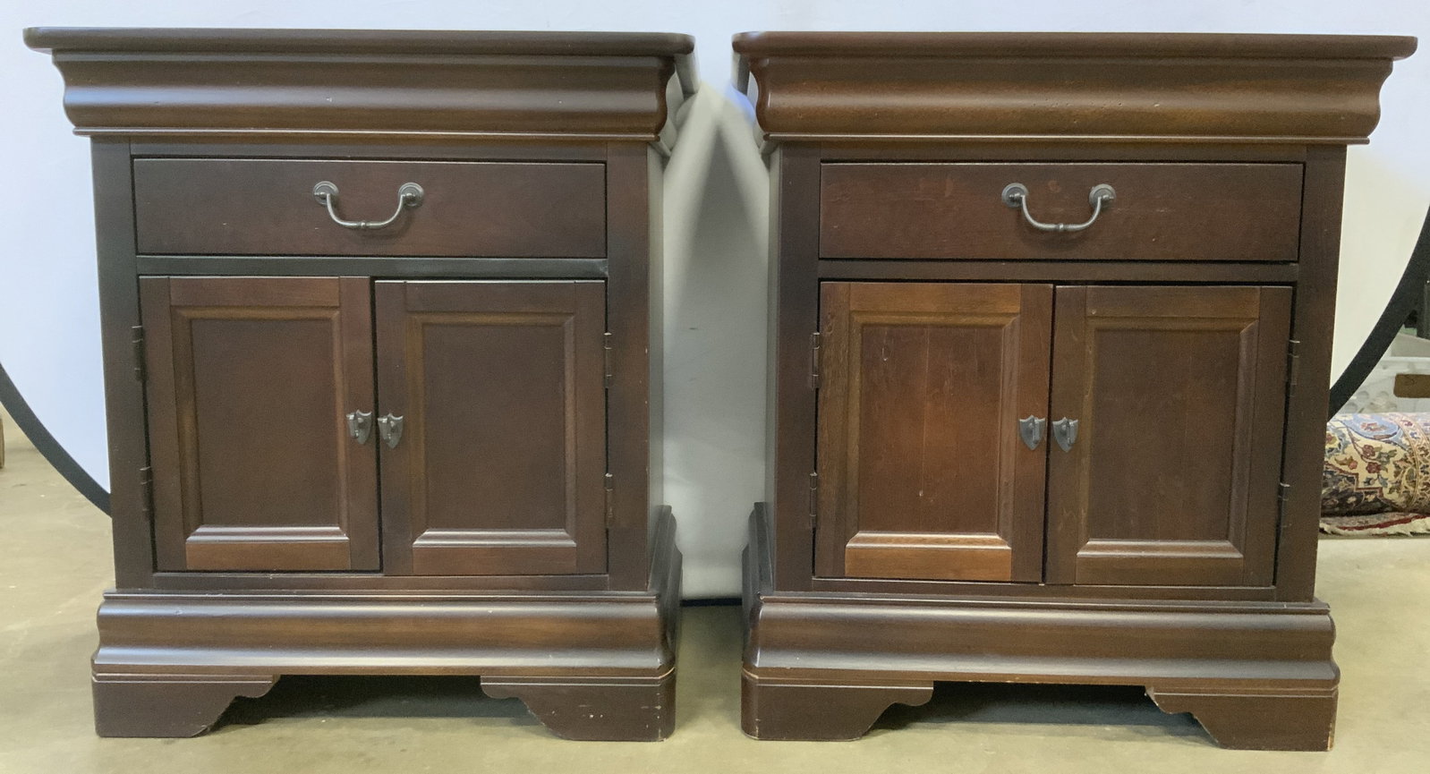 BASSETT FURNITURE Pr Wooden Nightstands Brown: Drawer interiors inscribed BASSETT FURNITURE. Each are brown toned & appear to be wooden possibly veneer. Nightstands each have 1 drawer & 1 set of Cabinet doors. Each piece measures approximately 29 