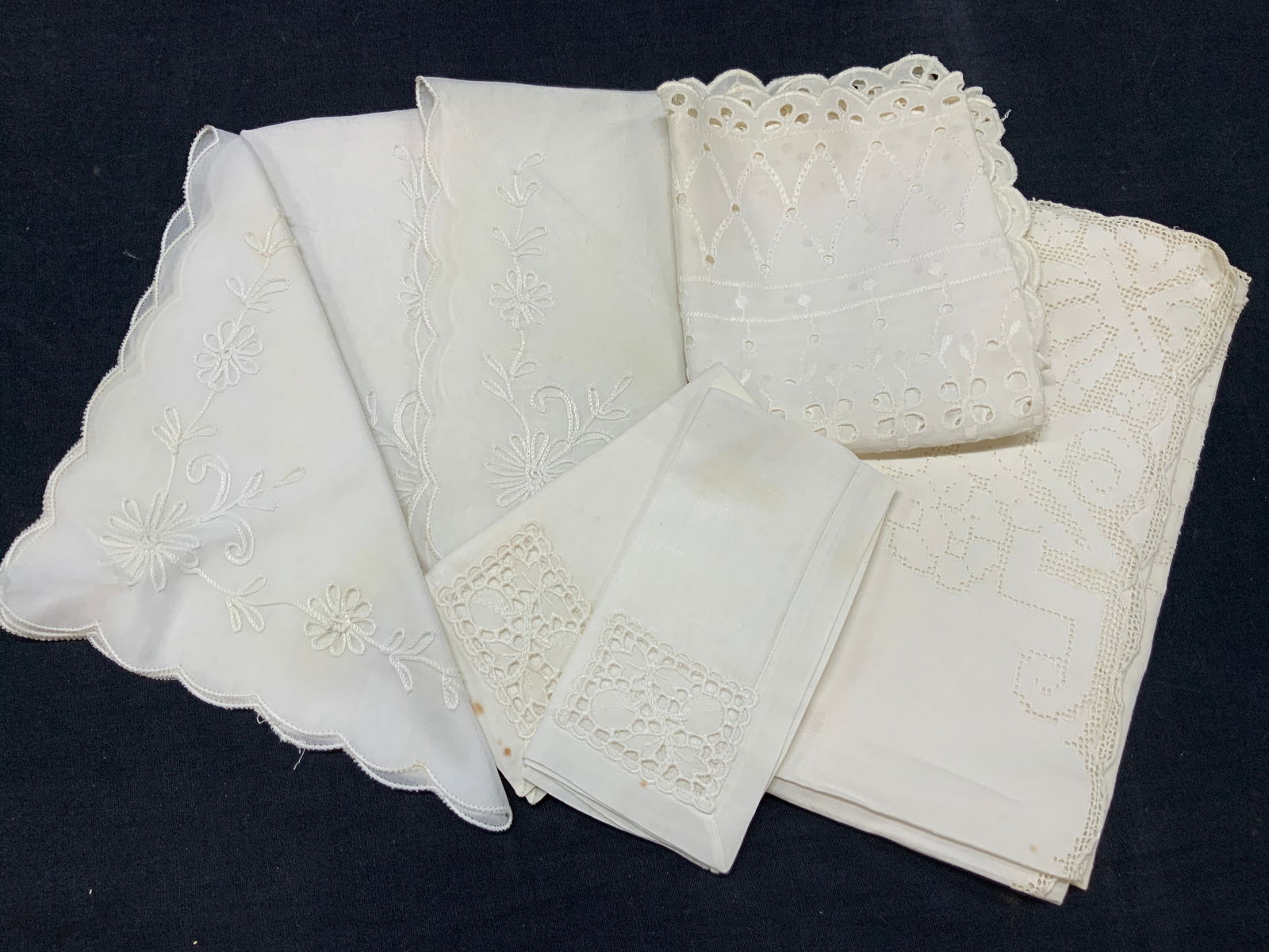 Lot 8 Vtg Embroidered Linens (1 of 8)