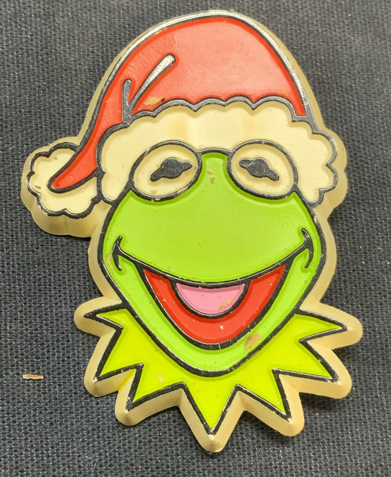 Vintage Henson Kermit The Frog Christmas Brooch 79: Vintage Henson Associates Kermit The Frog Santa hat Christmas brooch. Signed to underside, 1979. Measures approx. 2.25 x 1.75 inches. Some scratching observed. Estate jewelry, costume jewelry, fashion