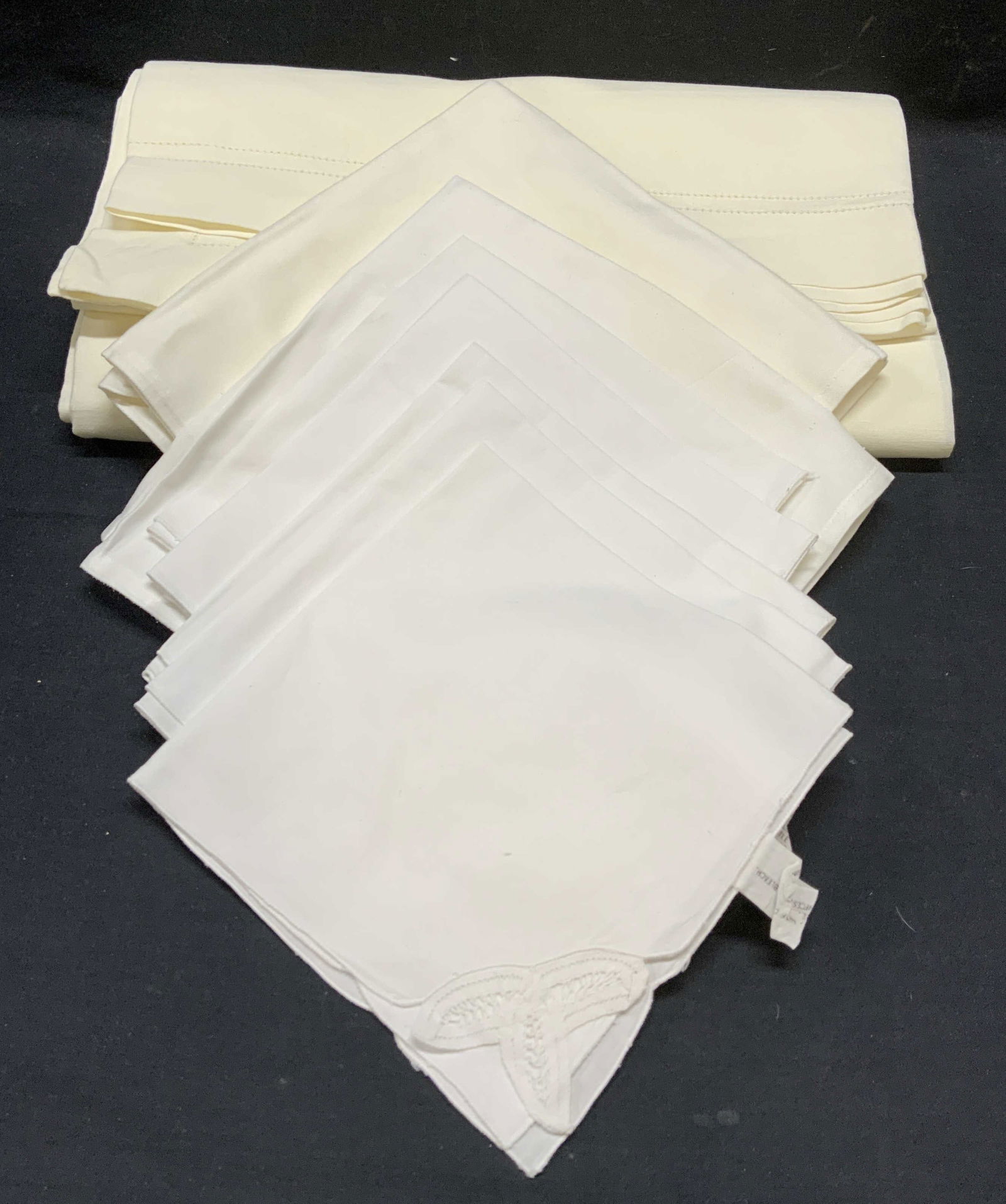 Lot 8 White Cotton Napkins & Tablecloth (1 of 8)