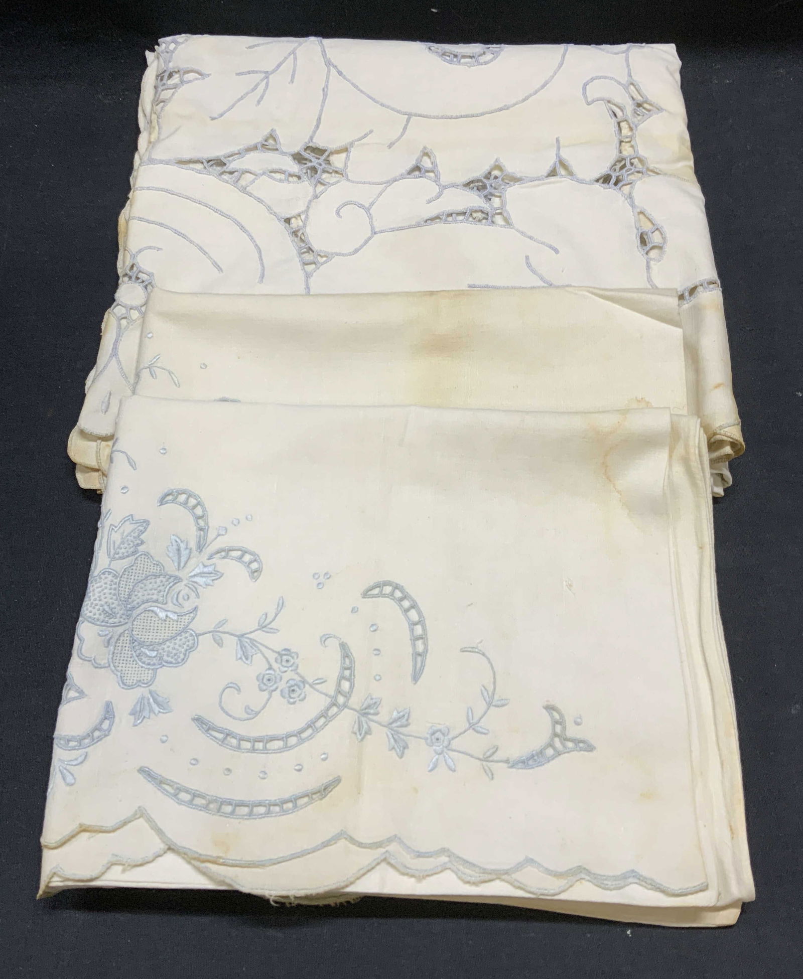 Lot 3 White Cotton Tablecloth & Pillowcases (1 of 6)