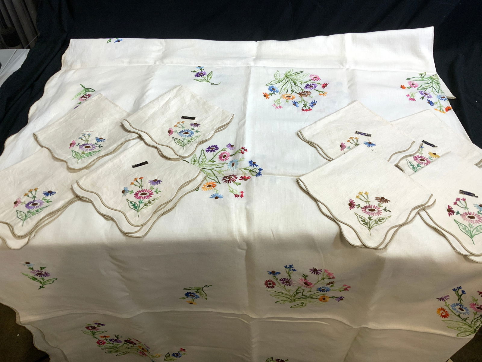 Floral Linen Tablecloth & Napkins 9 (1 of 9)